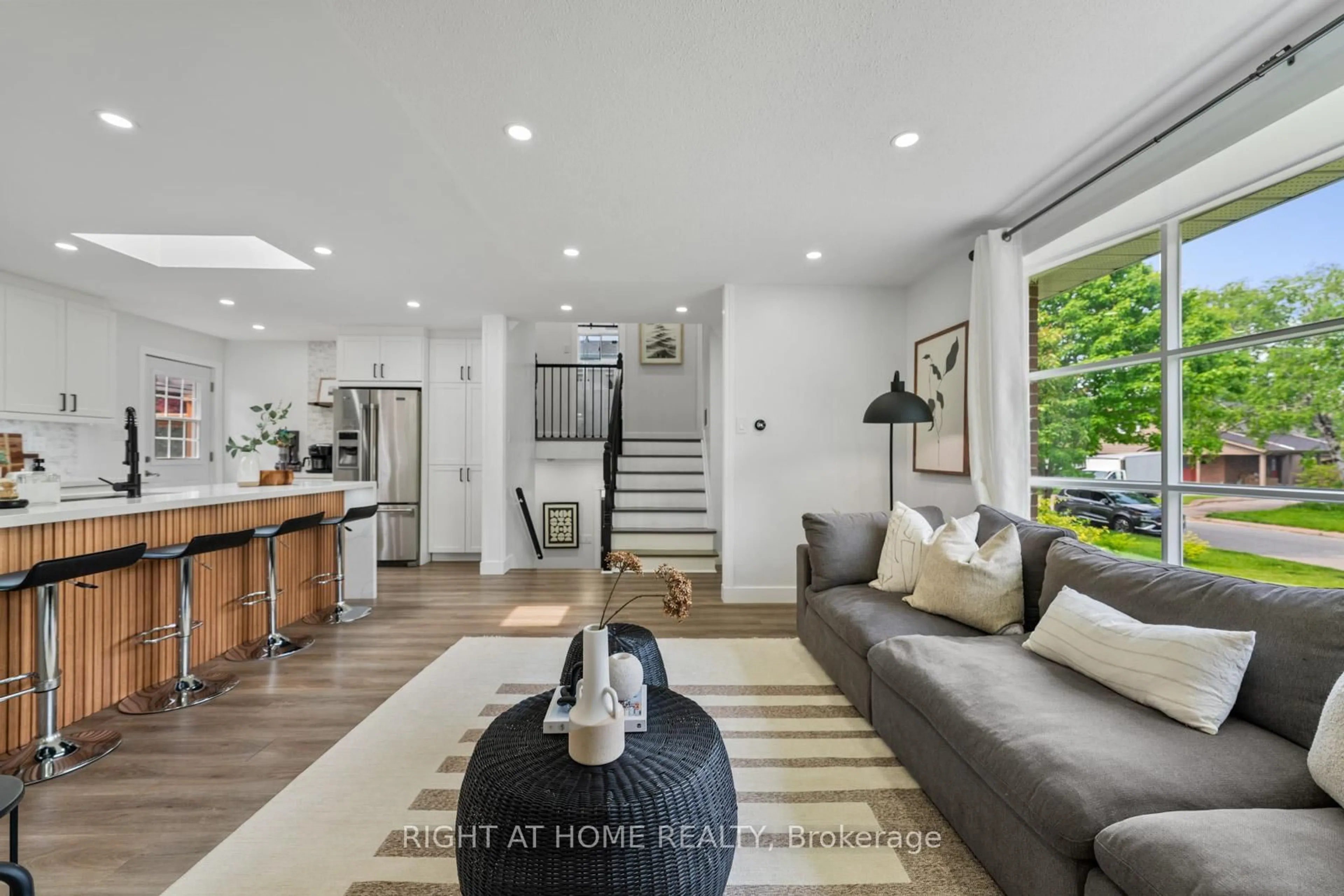 Unknown for 820 Zator Ave, Pickering Ontario L1W 1Y1