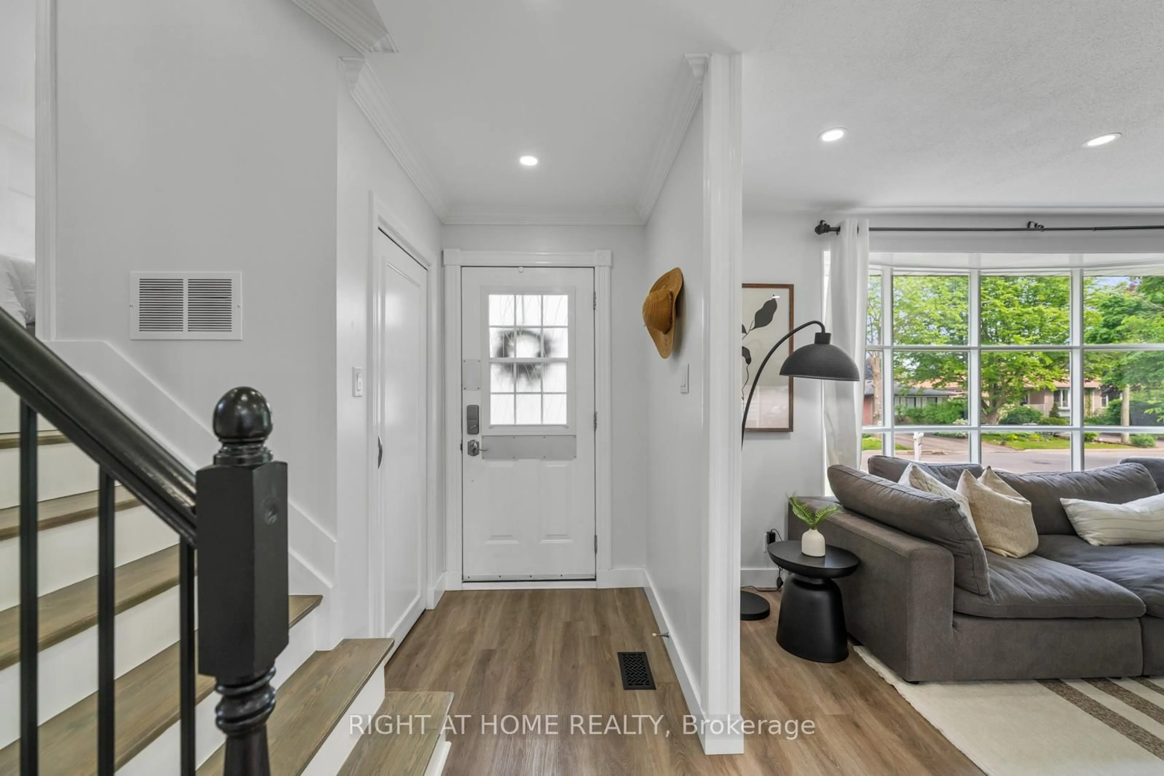Indoor entryway for 820 Zator Ave, Pickering Ontario L1W 1Y1