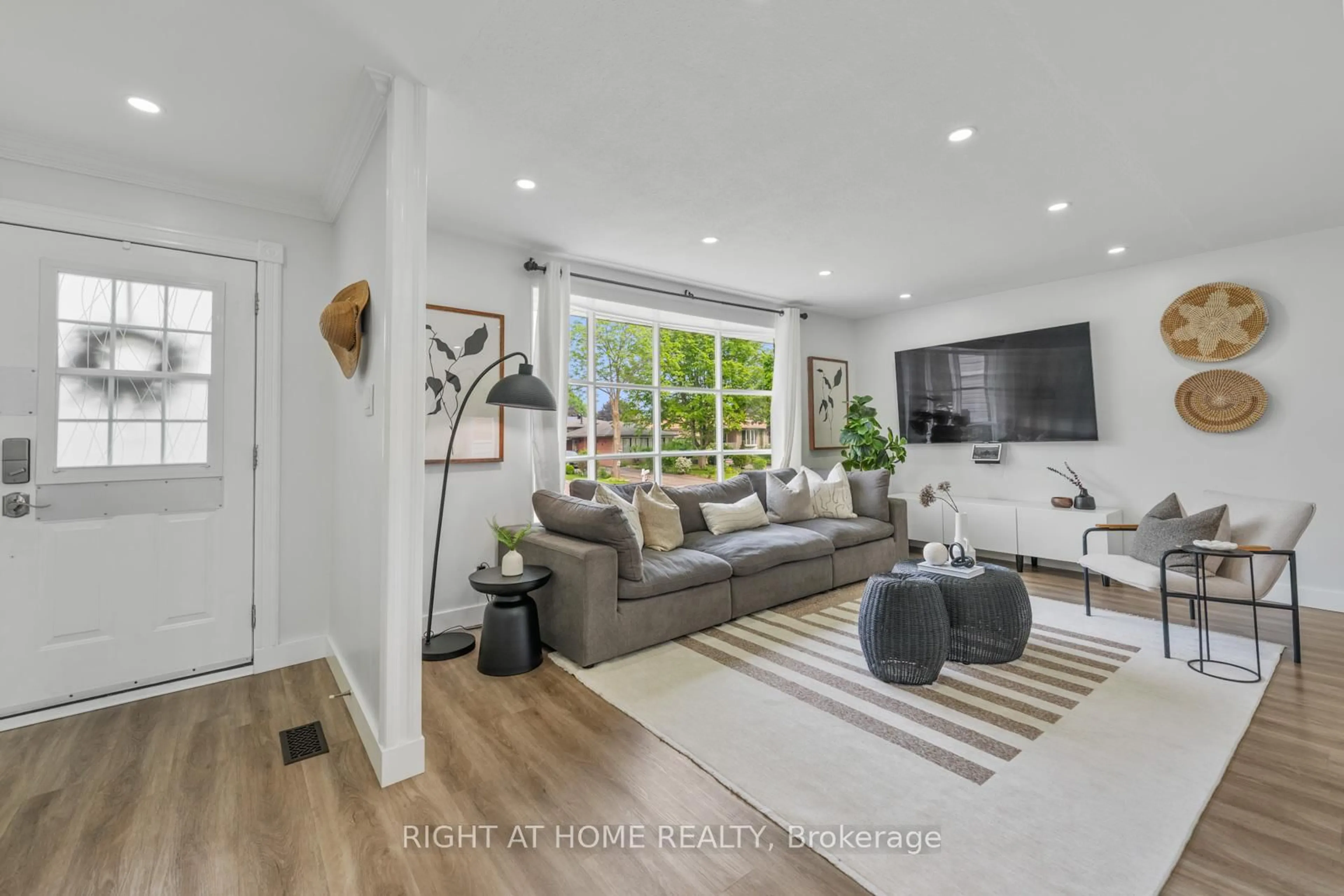 Living room with furniture, unknown for 820 Zator Ave, Pickering Ontario L1W 1Y1