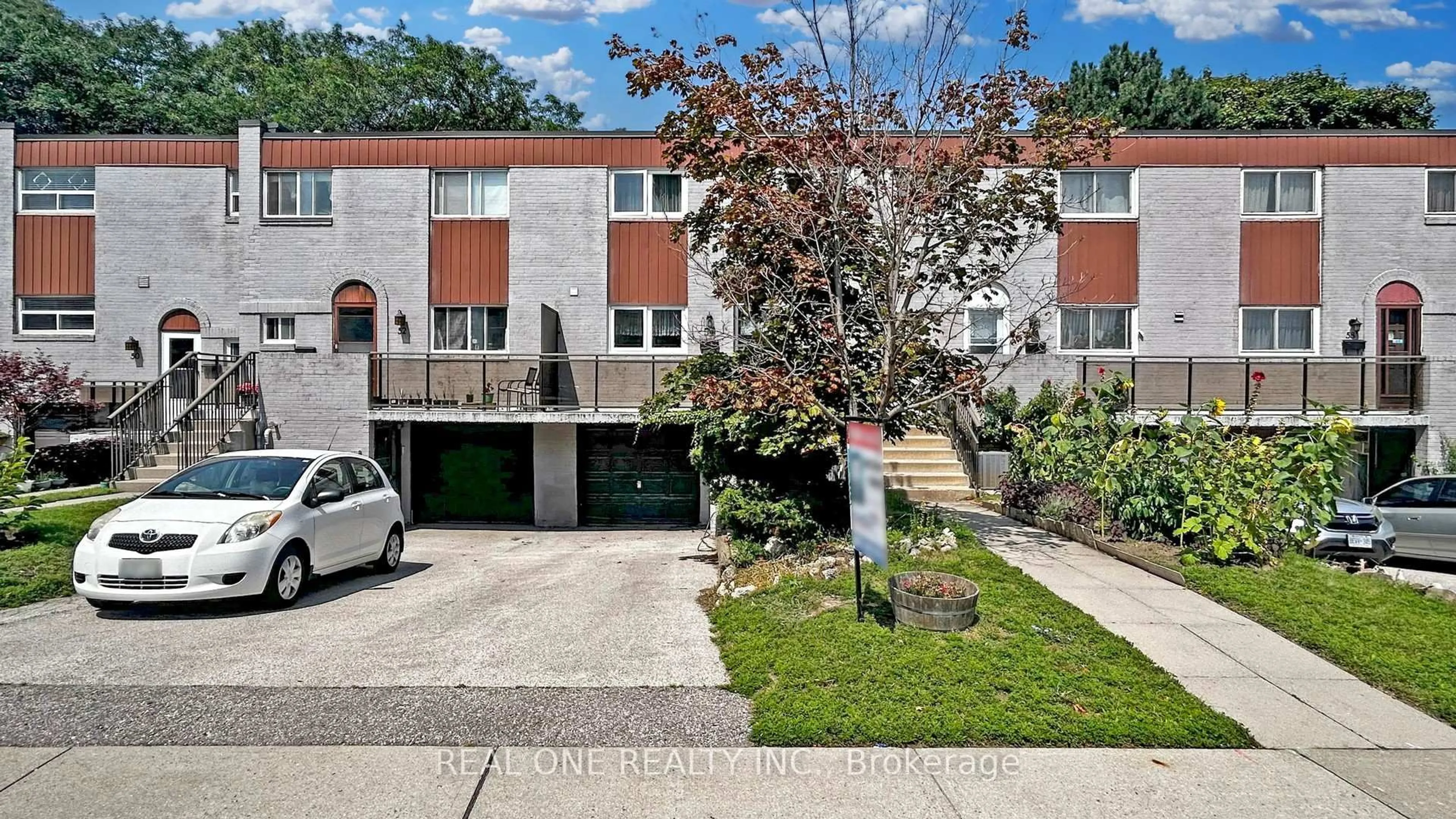 A pic from outside/outdoor area/front of a property/back of a property/a pic from drone, street for 54 Bonis Ave, Toronto Ontario M1T 2V1