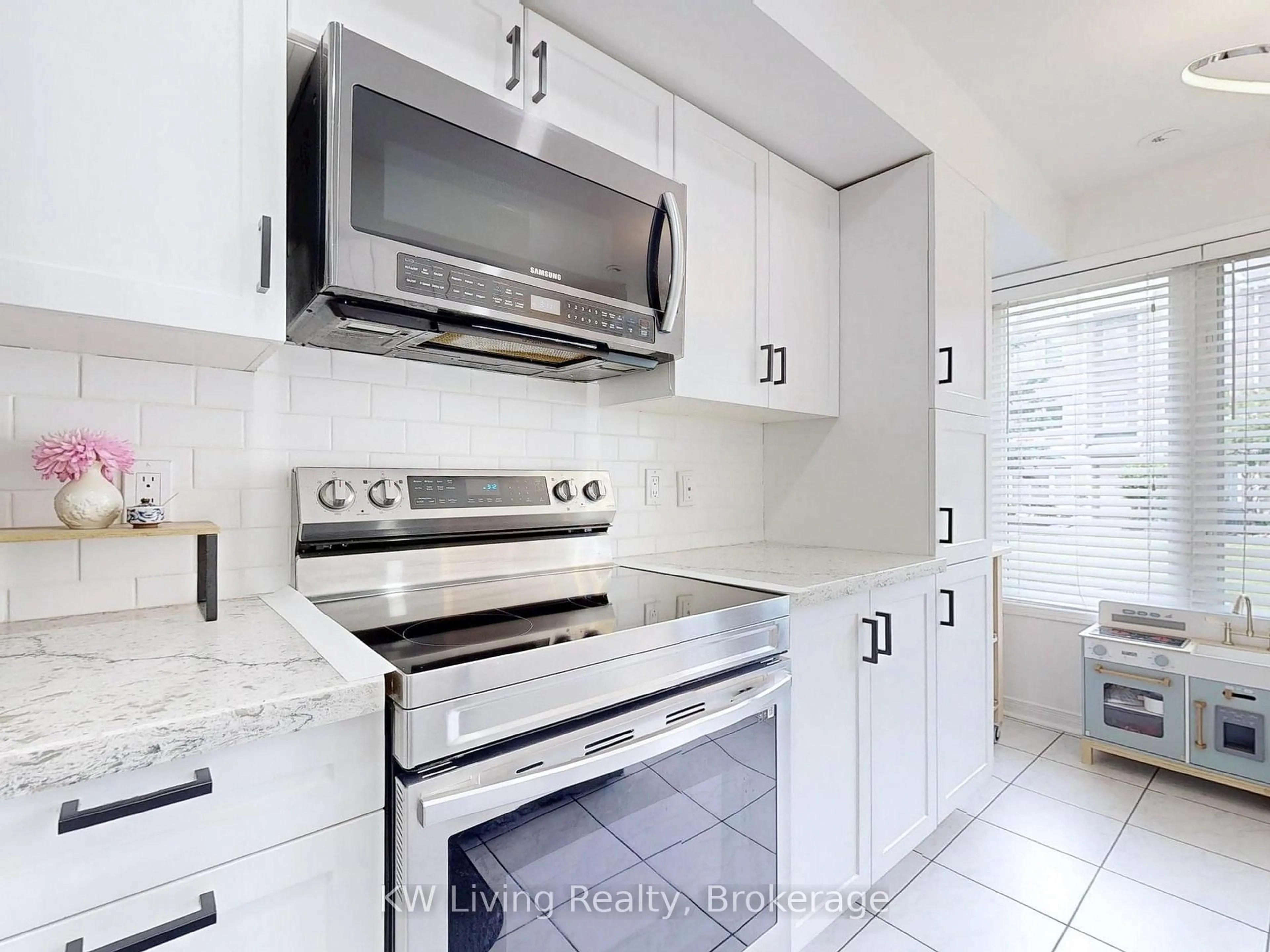 Standard kitchen, ceramic/tile floor for 29 Rosebank Dr #303, Toronto Ontario M1B 5Y7