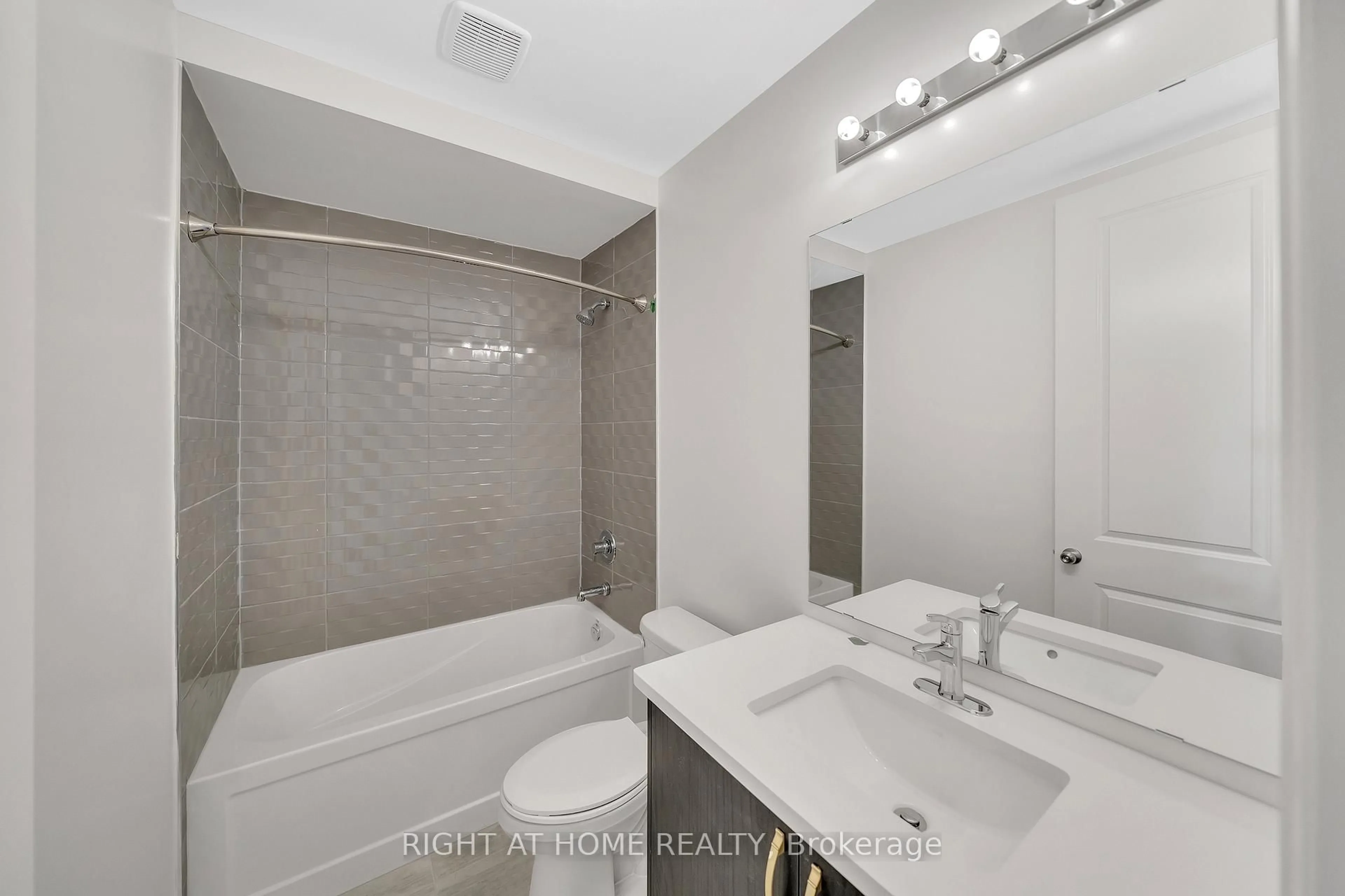 Standard bathroom, unknown for 275 Port Darlington Rd, Clarington Ontario L1C 4B1