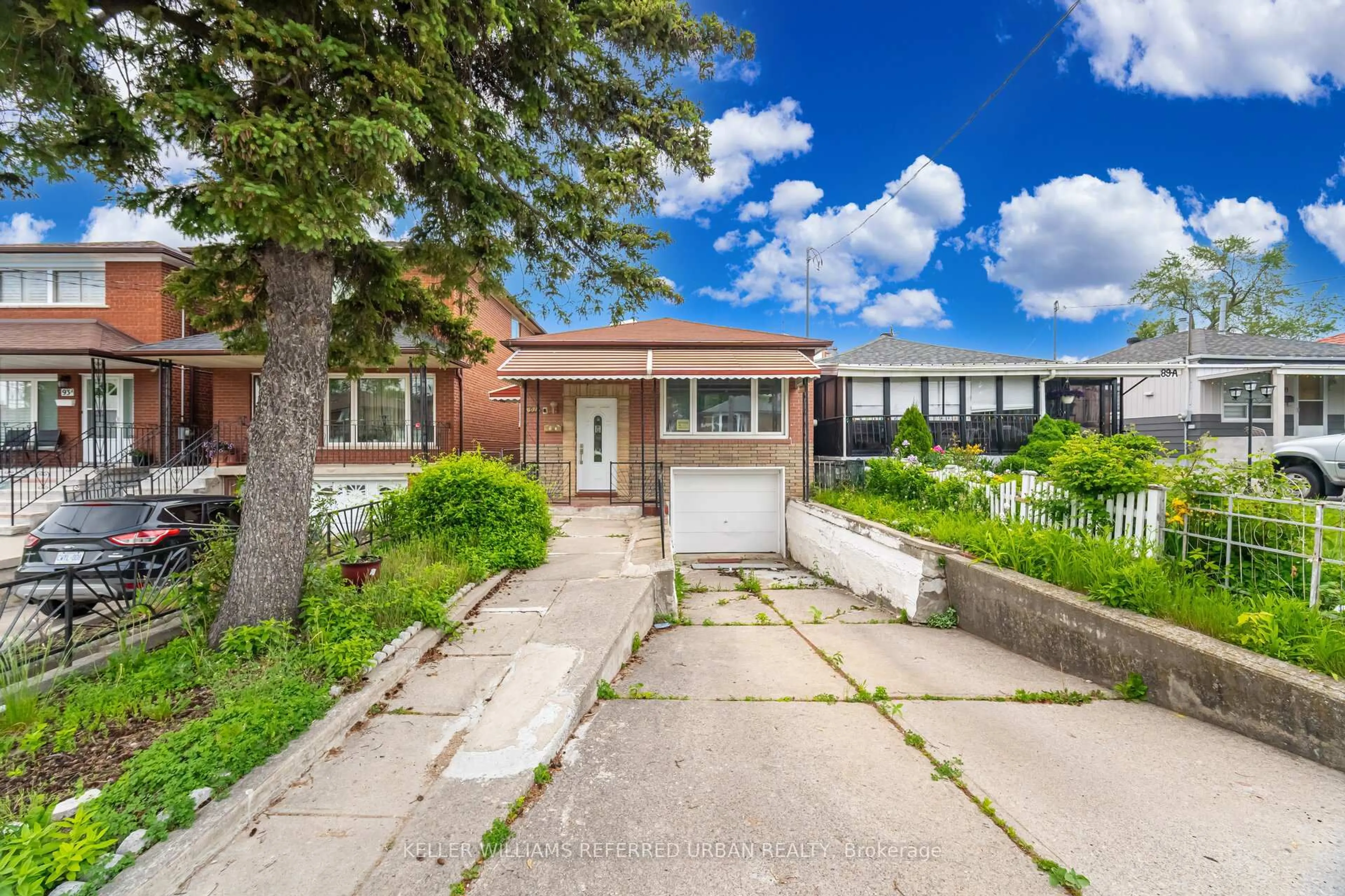 Patio, street for 91 Laurel Ave, Toronto Ontario M1K 3J8