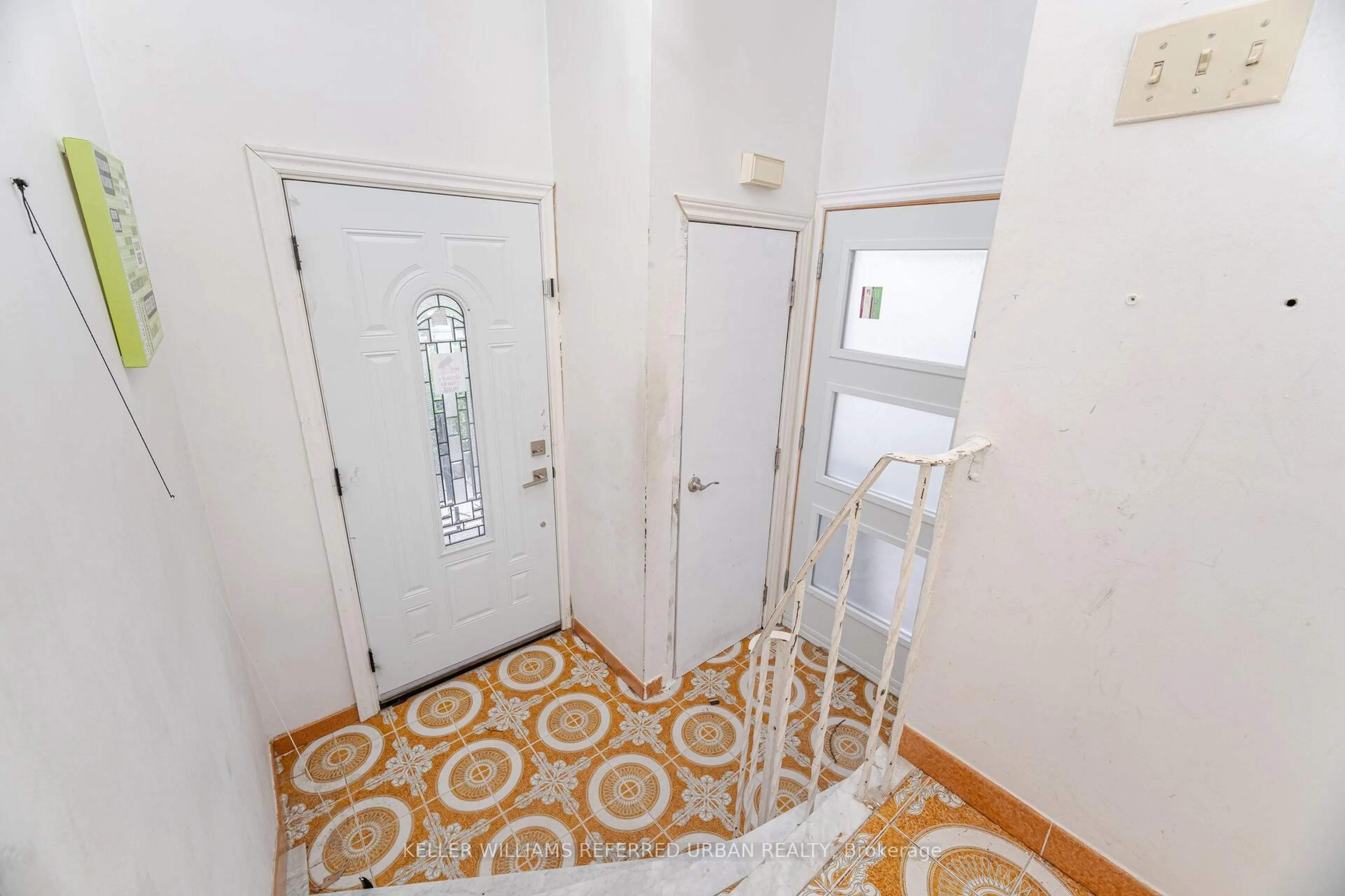 Indoor foyer for 91 Laurel Ave, Toronto Ontario M1K 3J8
