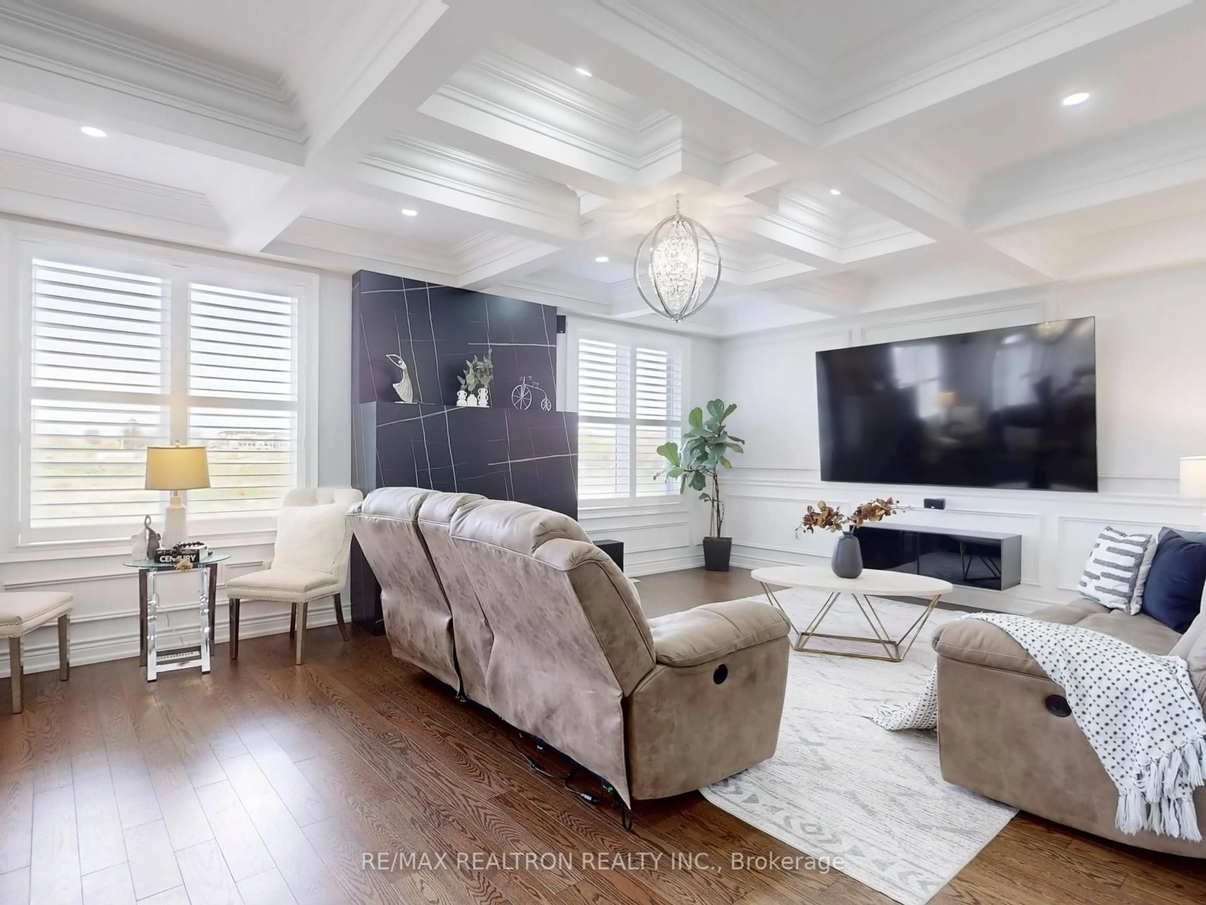 Living room with furniture, unknown for 27 Yacht Dr, Clarington Ontario L1C 4B1
