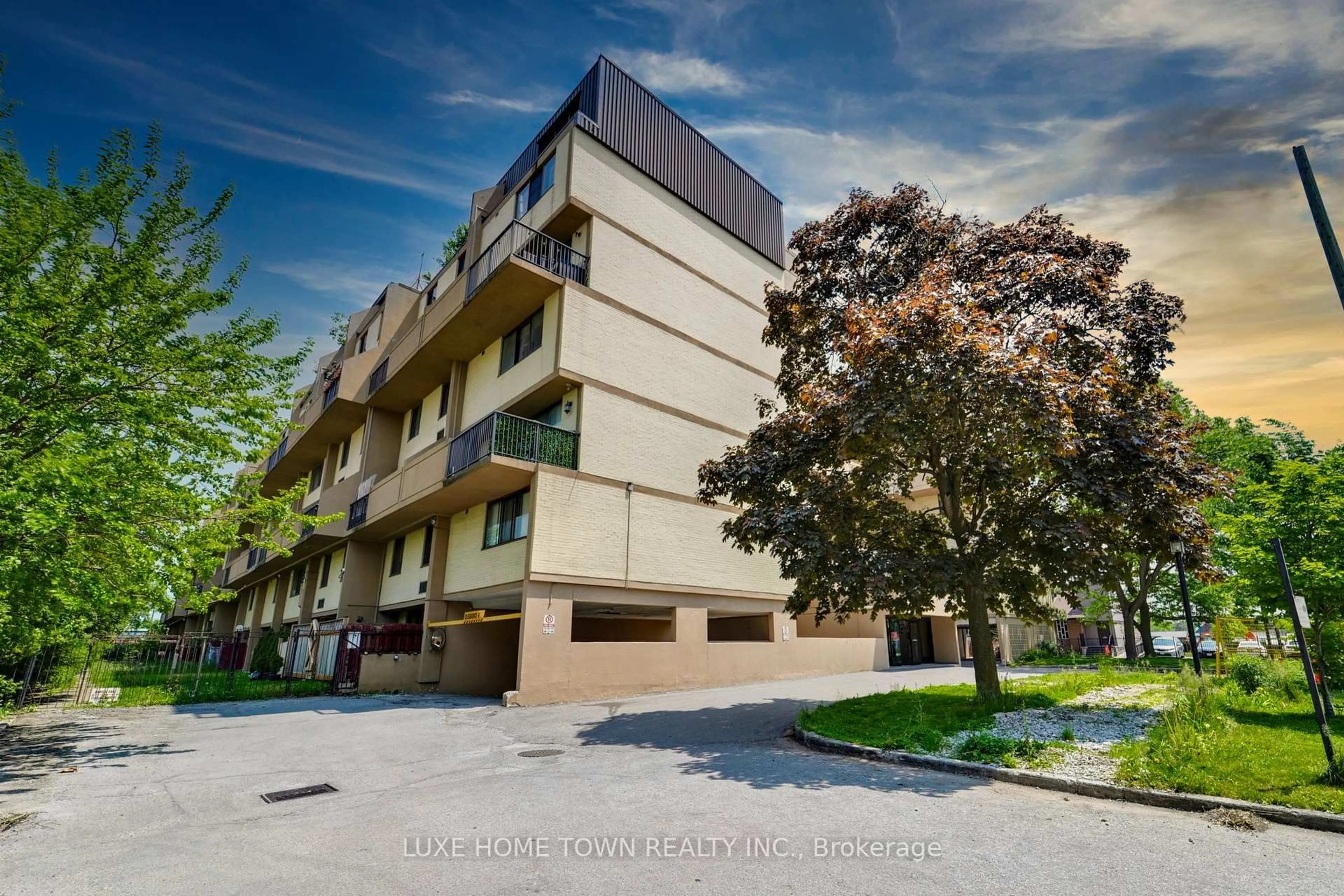 Patio, building for 665 Kennedy Rd #328, Toronto Ontario M1K 5E2