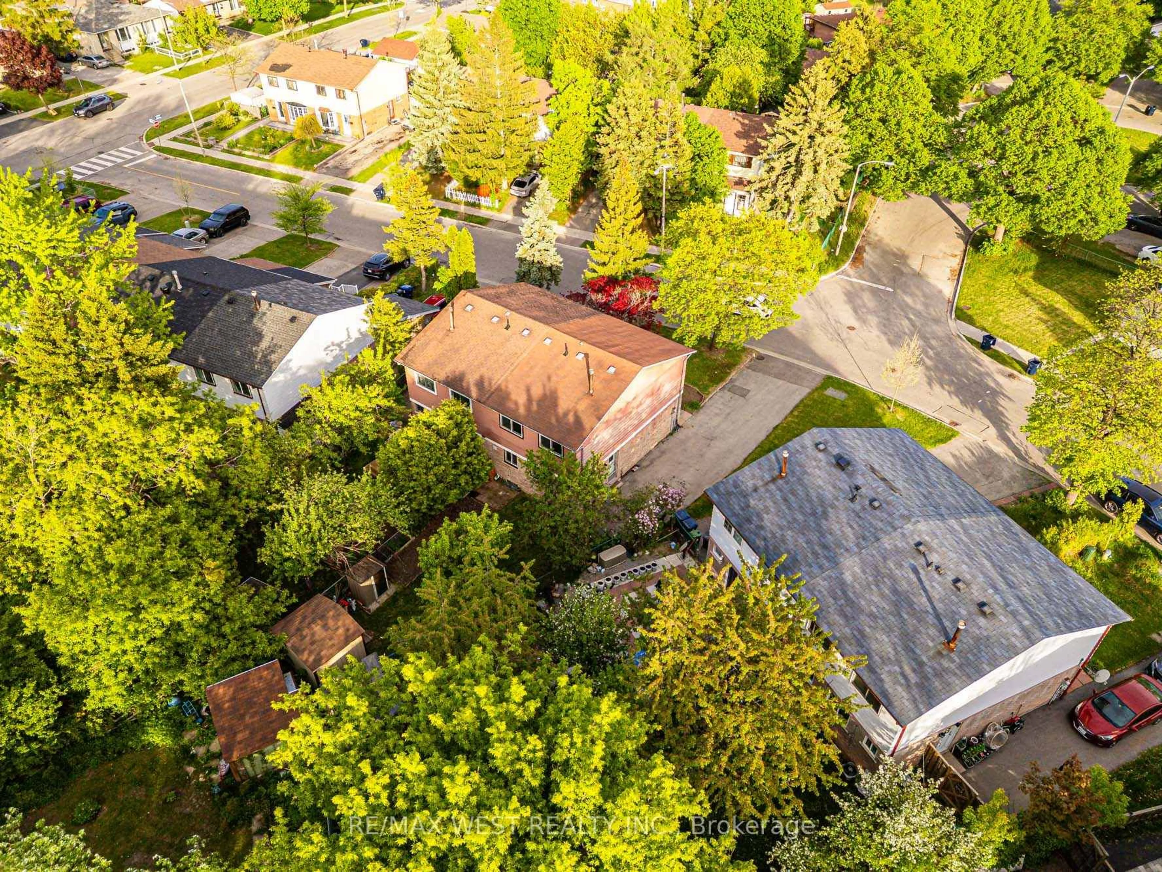 A pic from outside/outdoor area/front of a property/back of a property/a pic from drone, street for 52 Burkwood Cres, Toronto Ontario M1B 1P1