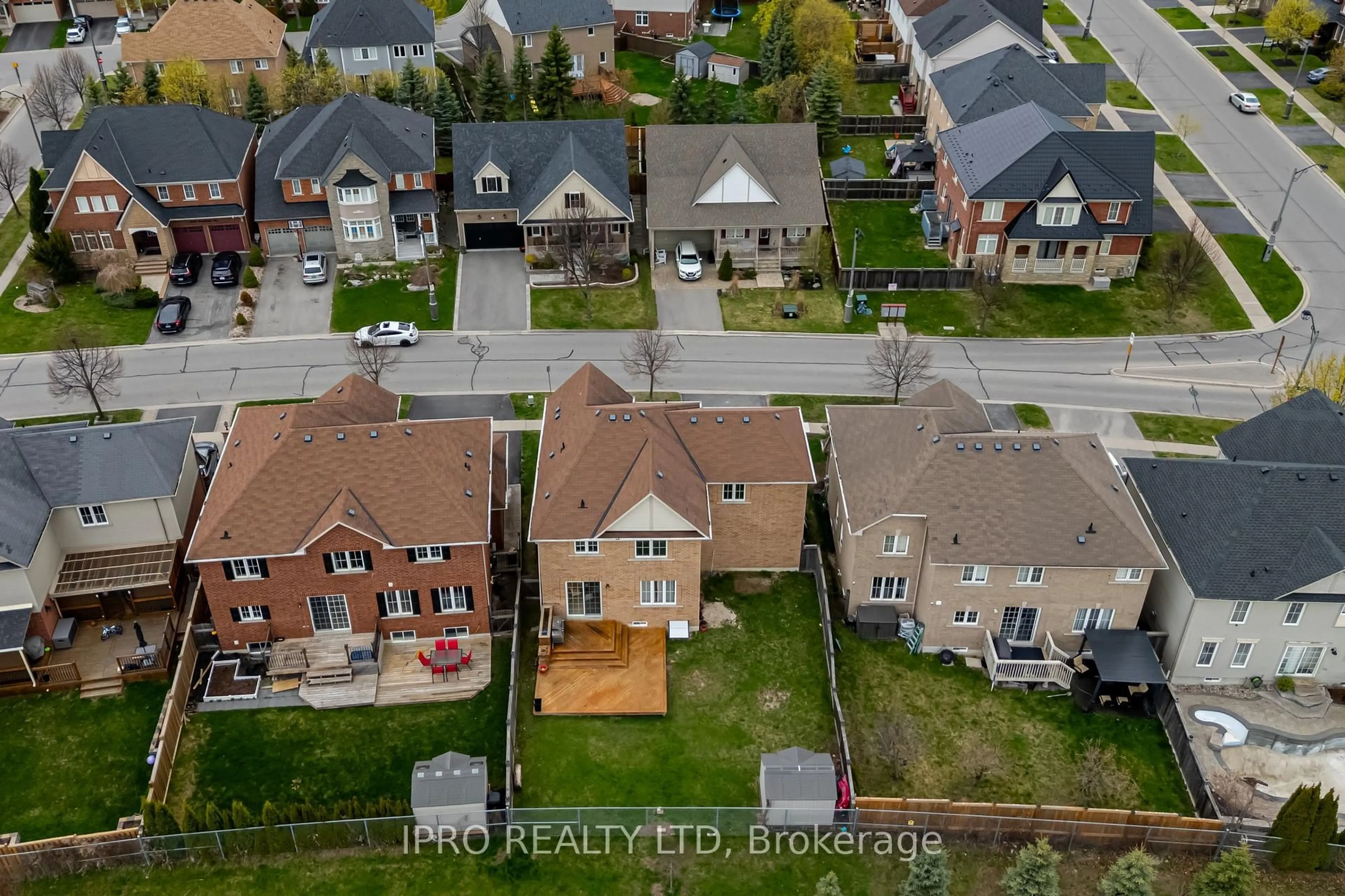 A pic from outside/outdoor area/front of a property/back of a property/a pic from drone, street for 2171 Secretariat Ave, Oshawa Ontario L1L 0A9