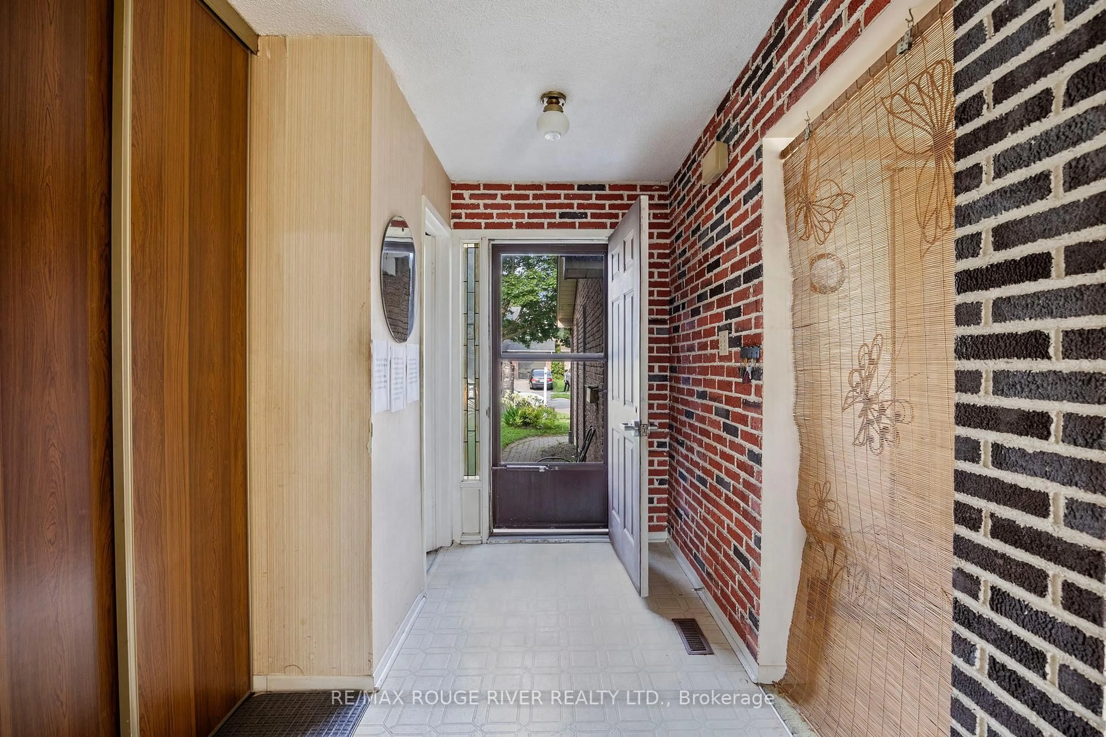 Indoor entryway for 1611 Geta Circ, Pickering Ontario L1V 3B5