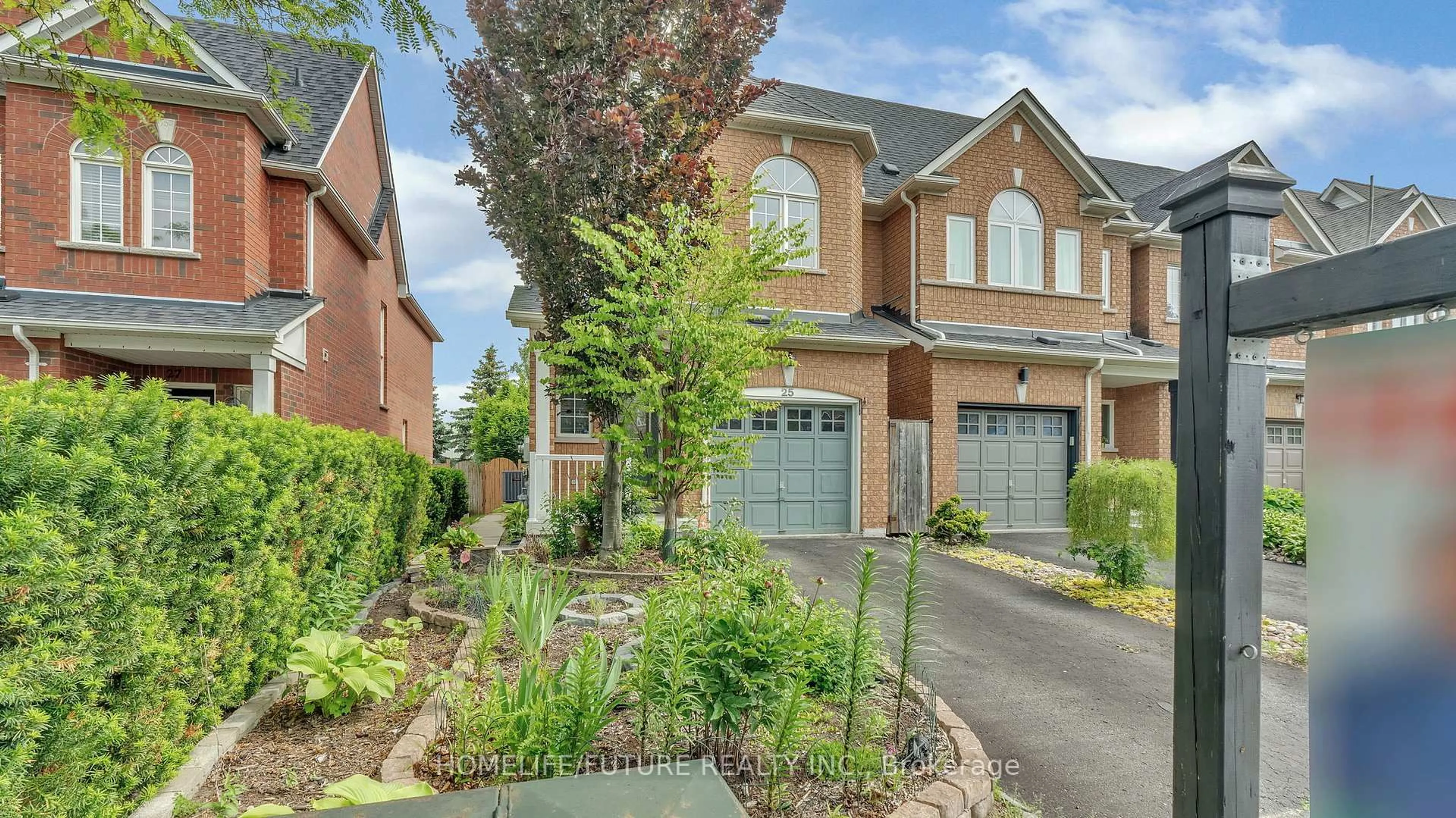 Home with brick exterior material, street for 25 Gateway Crt, Whitby Ontario L1R 3M9