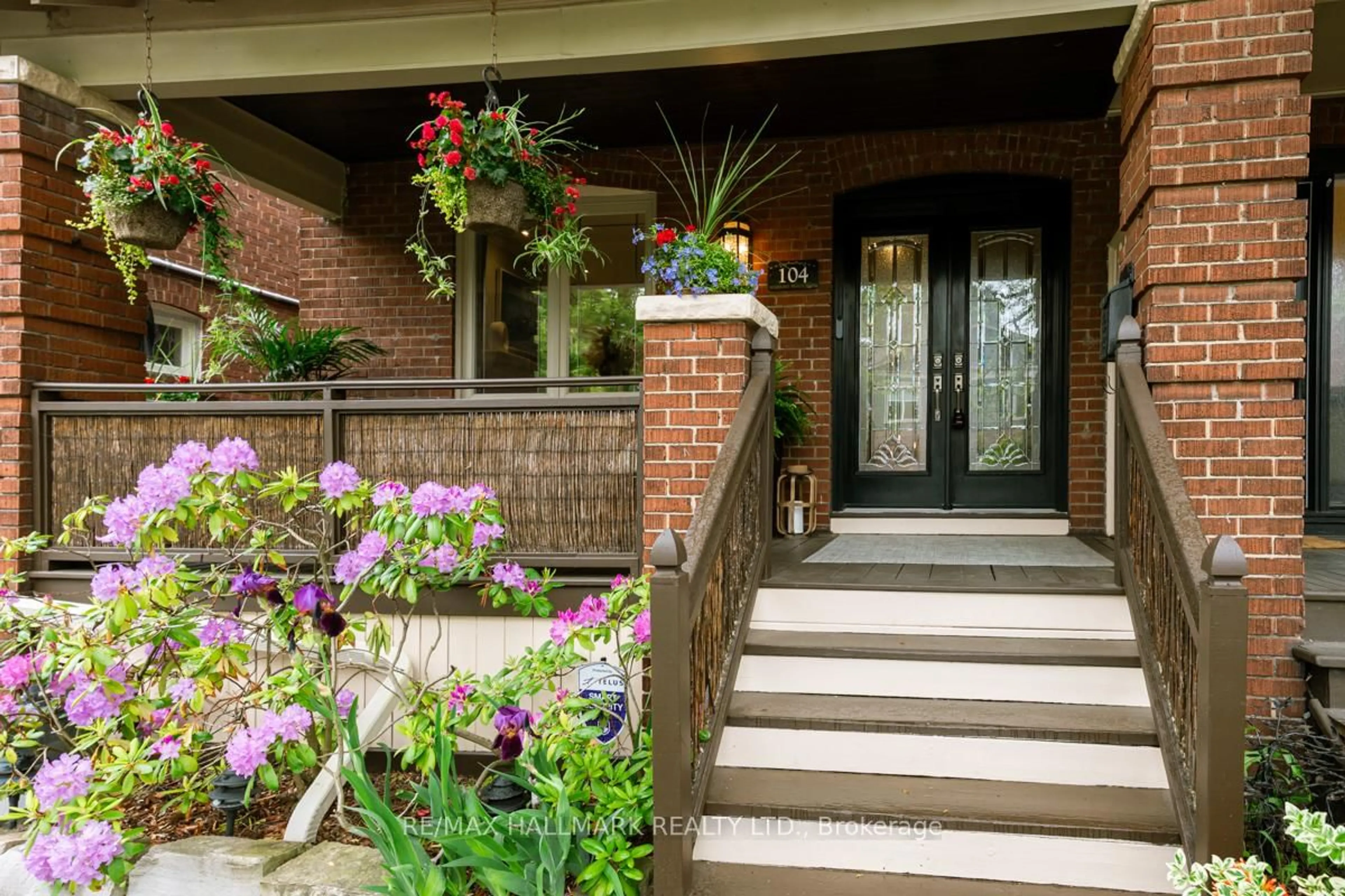 Indoor entryway for 104 Scarboro Beach Blvd, Toronto Ontario M4E 2X1