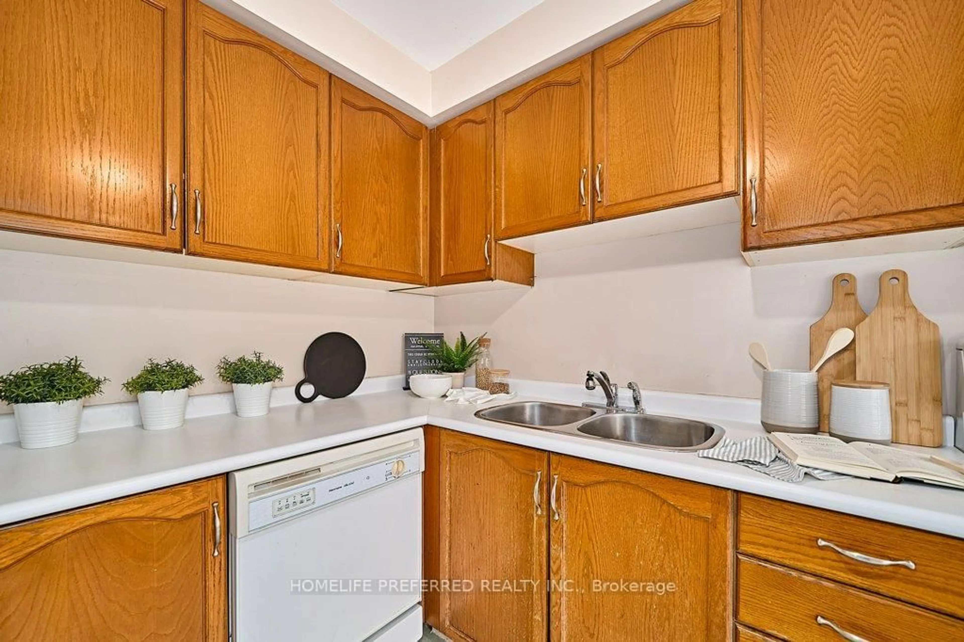 Standard kitchen, unknown for 56 Champine Sq, Clarington Ontario L1C 4W2