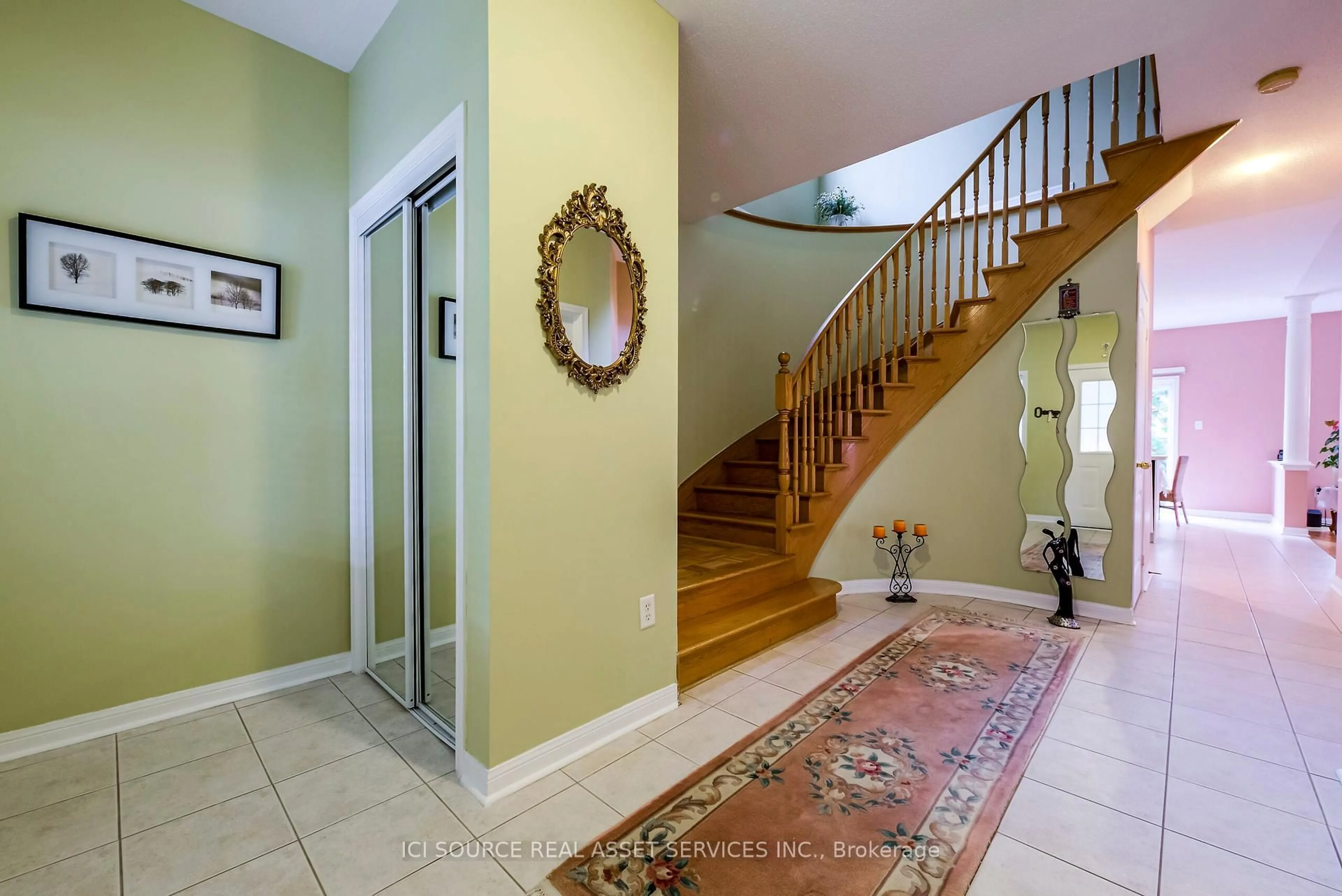 Indoor entryway for 44 Candlebrook Cres, Toronto Ontario M1W 4B4