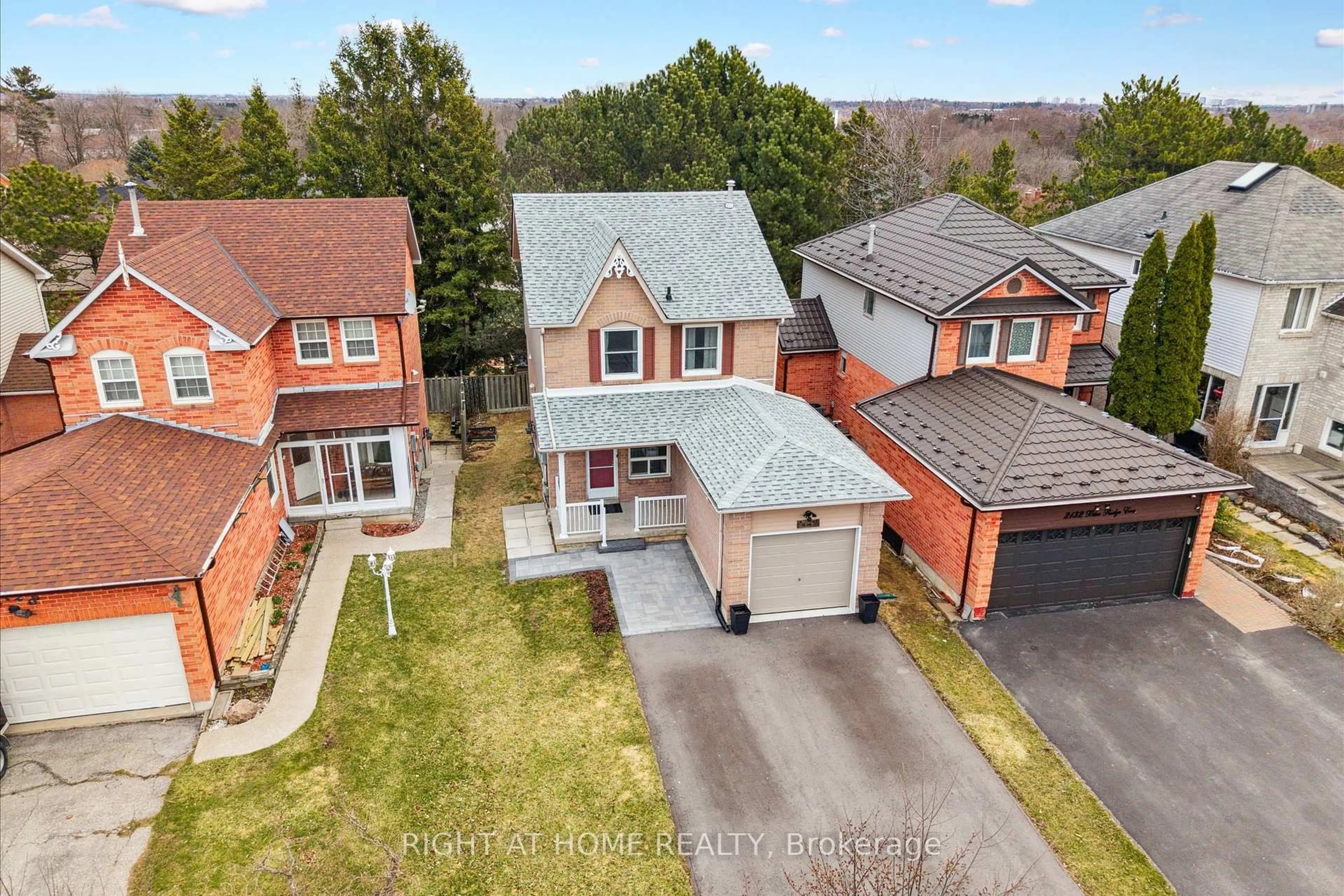 A pic from outside/outdoor area/front of a property/back of a property/a pic from drone, street for 2130 Blue Ridge Cres, Pickering Ontario L1X 2M7