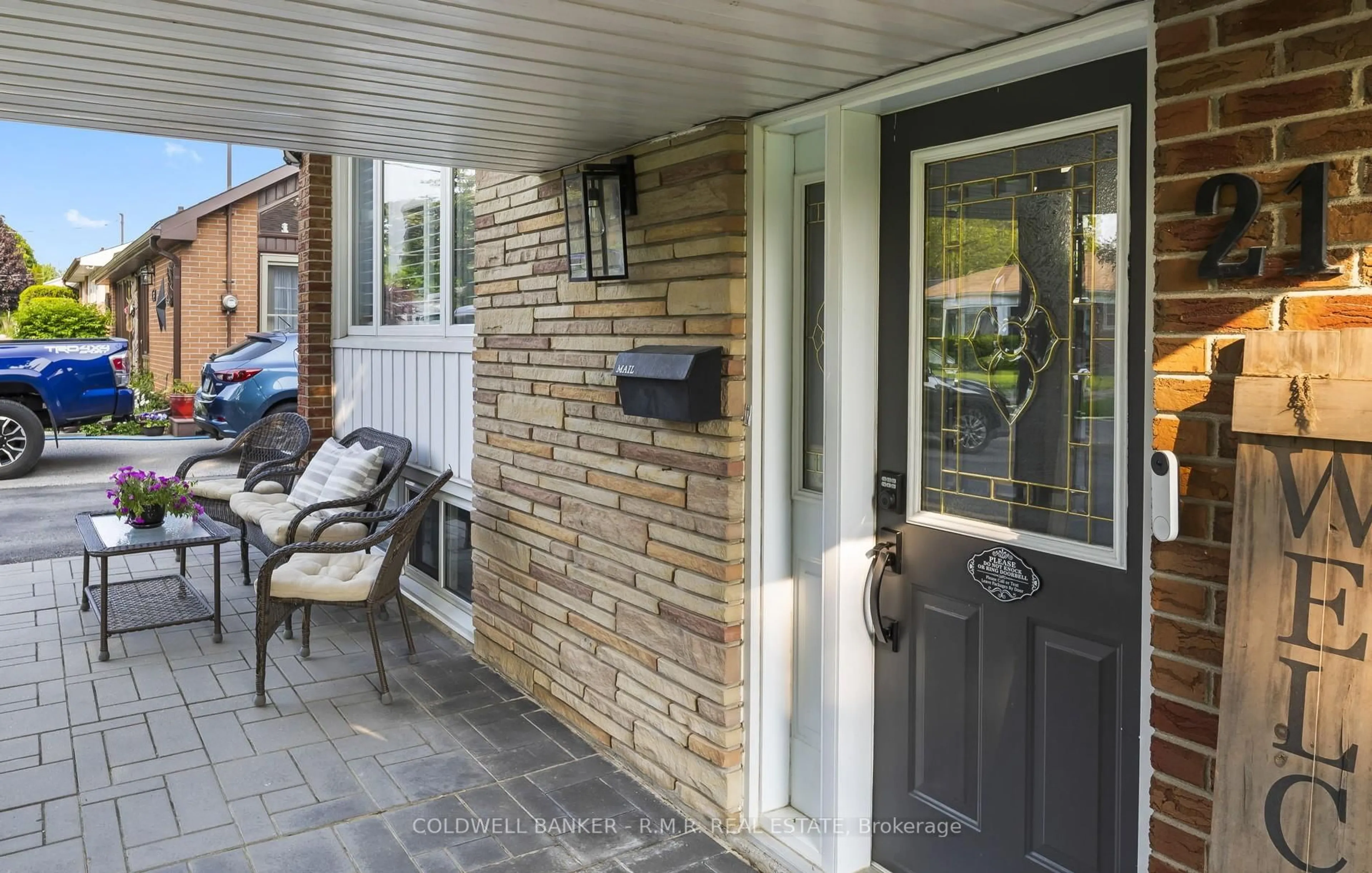 Indoor entryway for 21 Parkway Cres, Clarington Ontario L1C 1B9