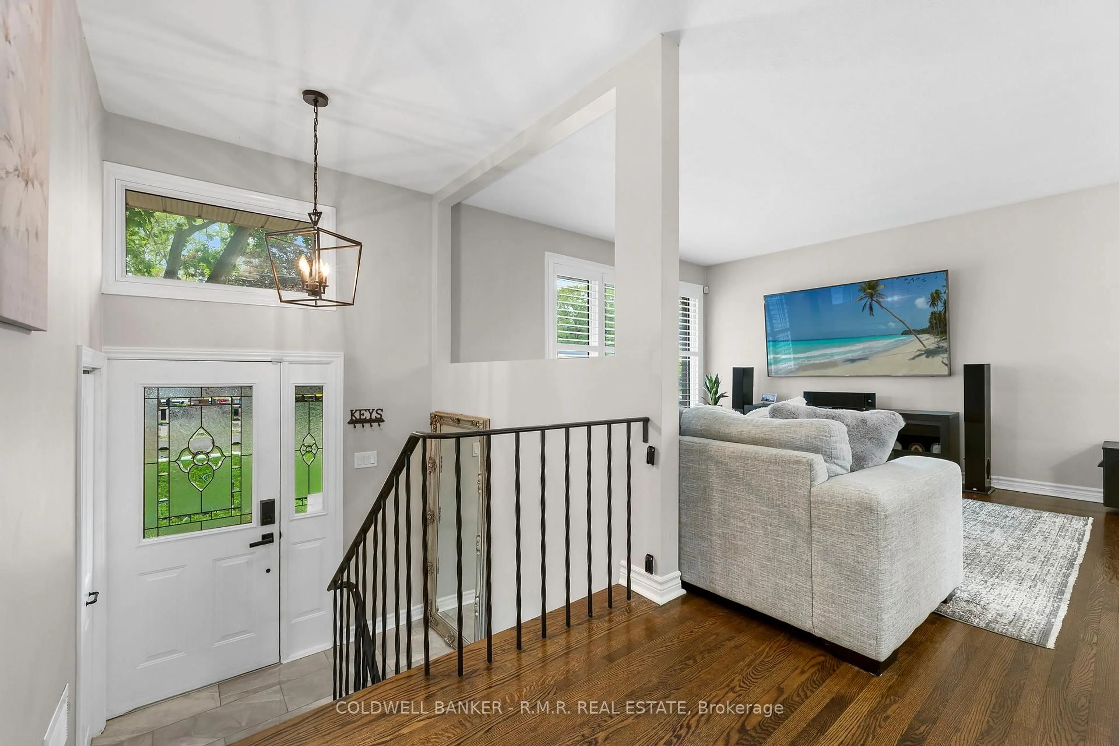 Indoor entryway for 21 Parkway Cres, Clarington Ontario L1C 1B9
