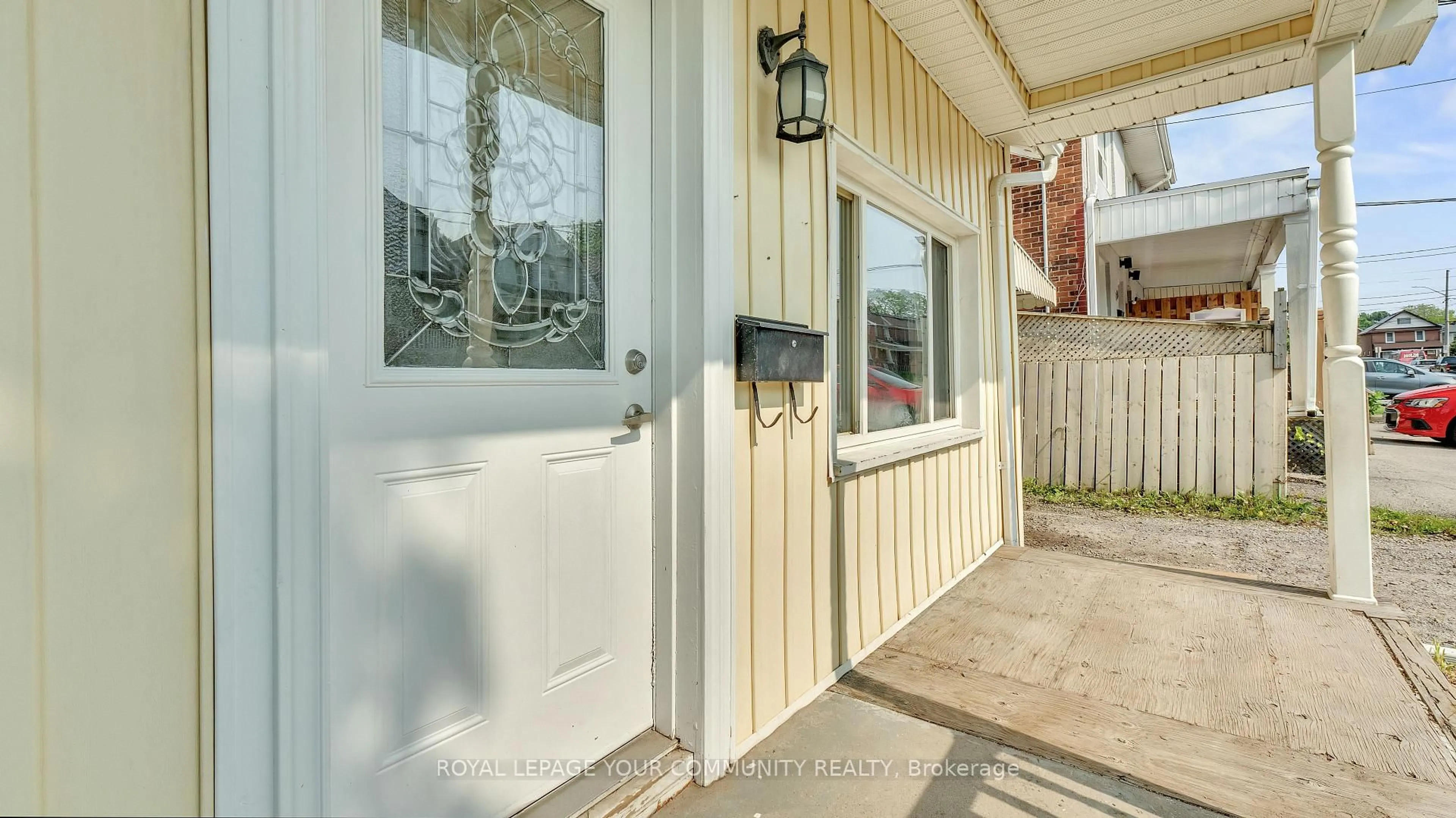 Indoor entryway for 287 Jarvis St, Oshawa Ontario L1G 5K8