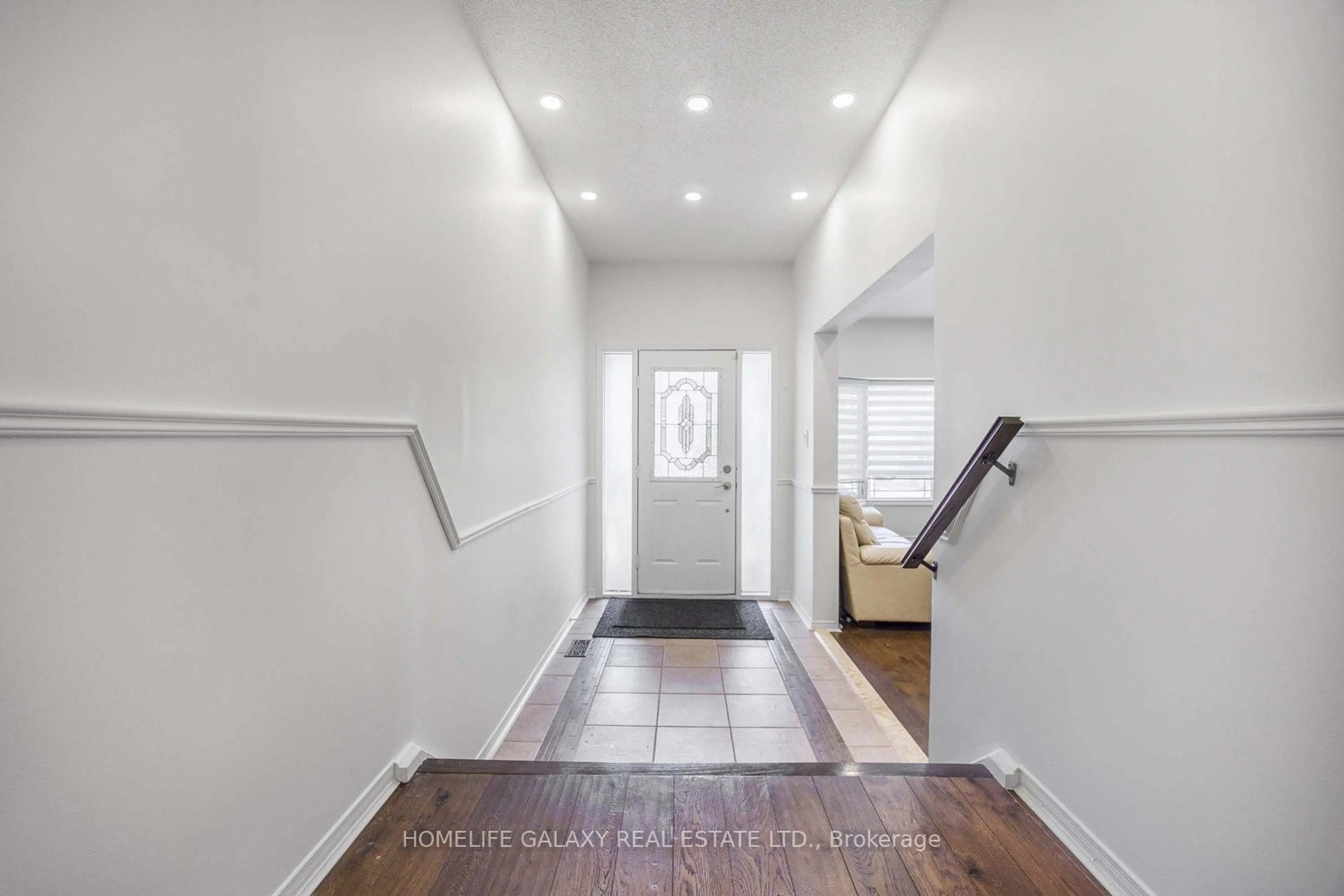 Indoor entryway for 592 Maitland Dr, Pickering Ontario L1W 3T6
