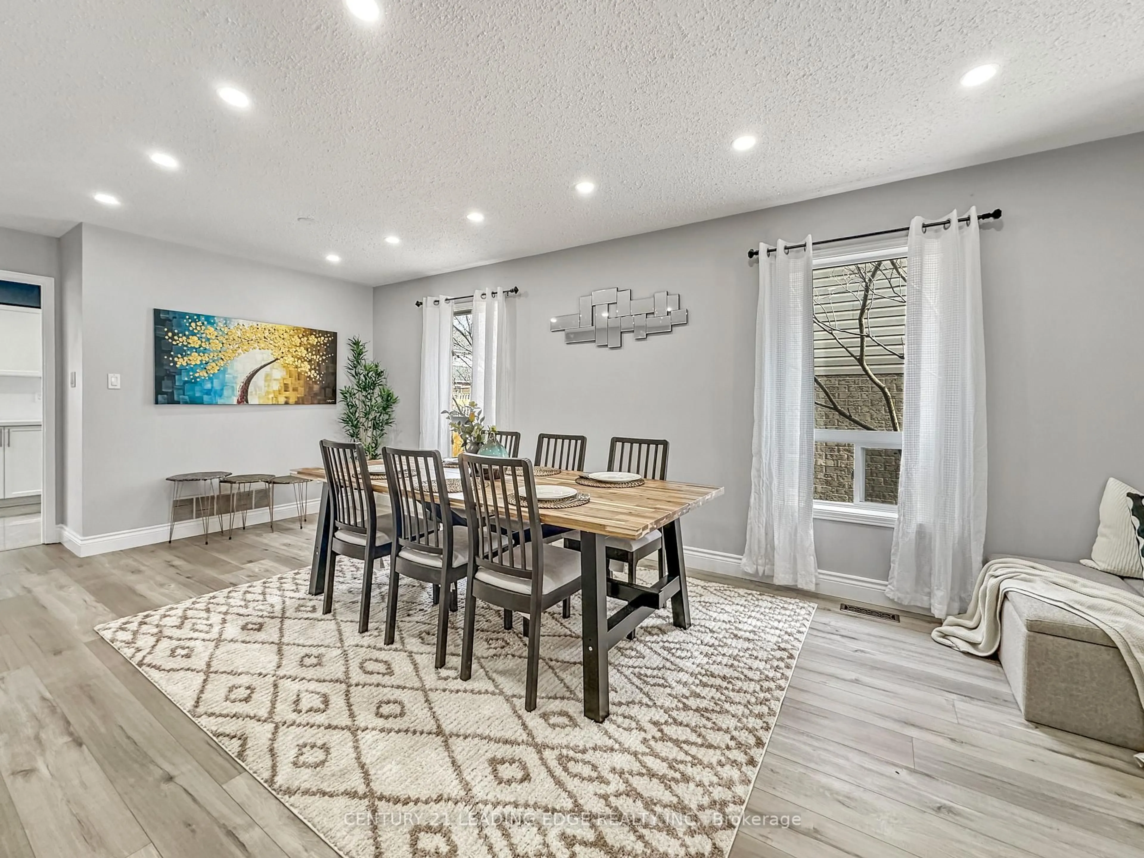 Dining room, wood/laminate floor for 91 Perryview Dr, Scugog Ontario L9L 1T6