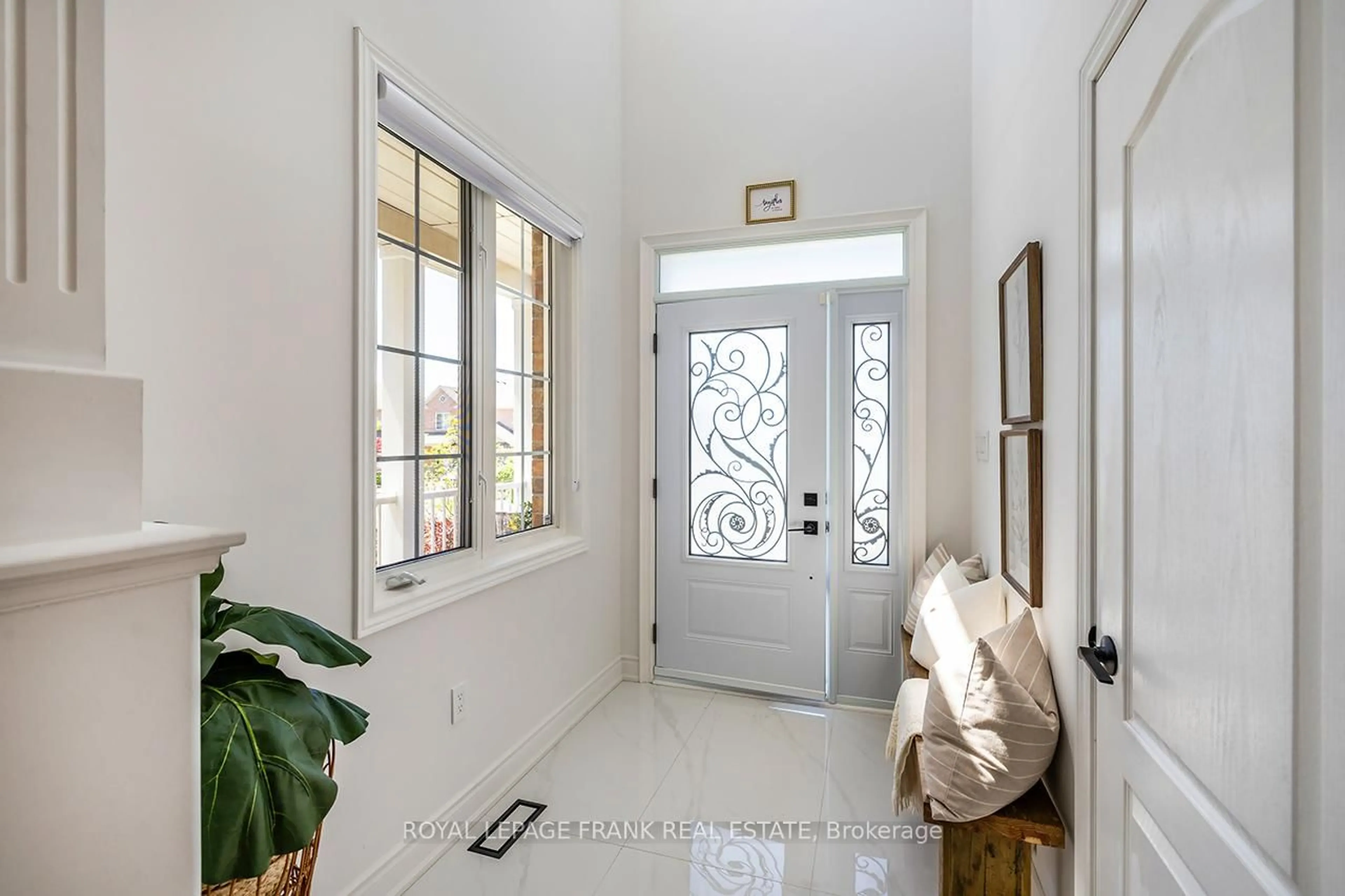Indoor entryway for 1533 CLEARBROOK Dr, Oshawa Ontario L1K 2P6