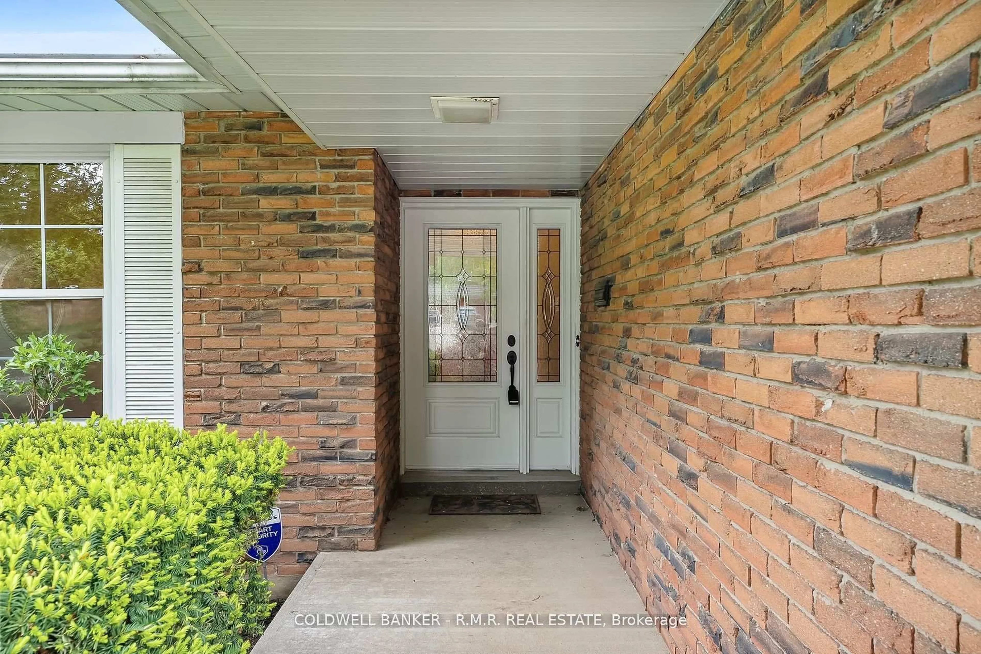 Indoor entryway for 922 Wyldewood Dr, Oshawa Ontario L1G 4G1