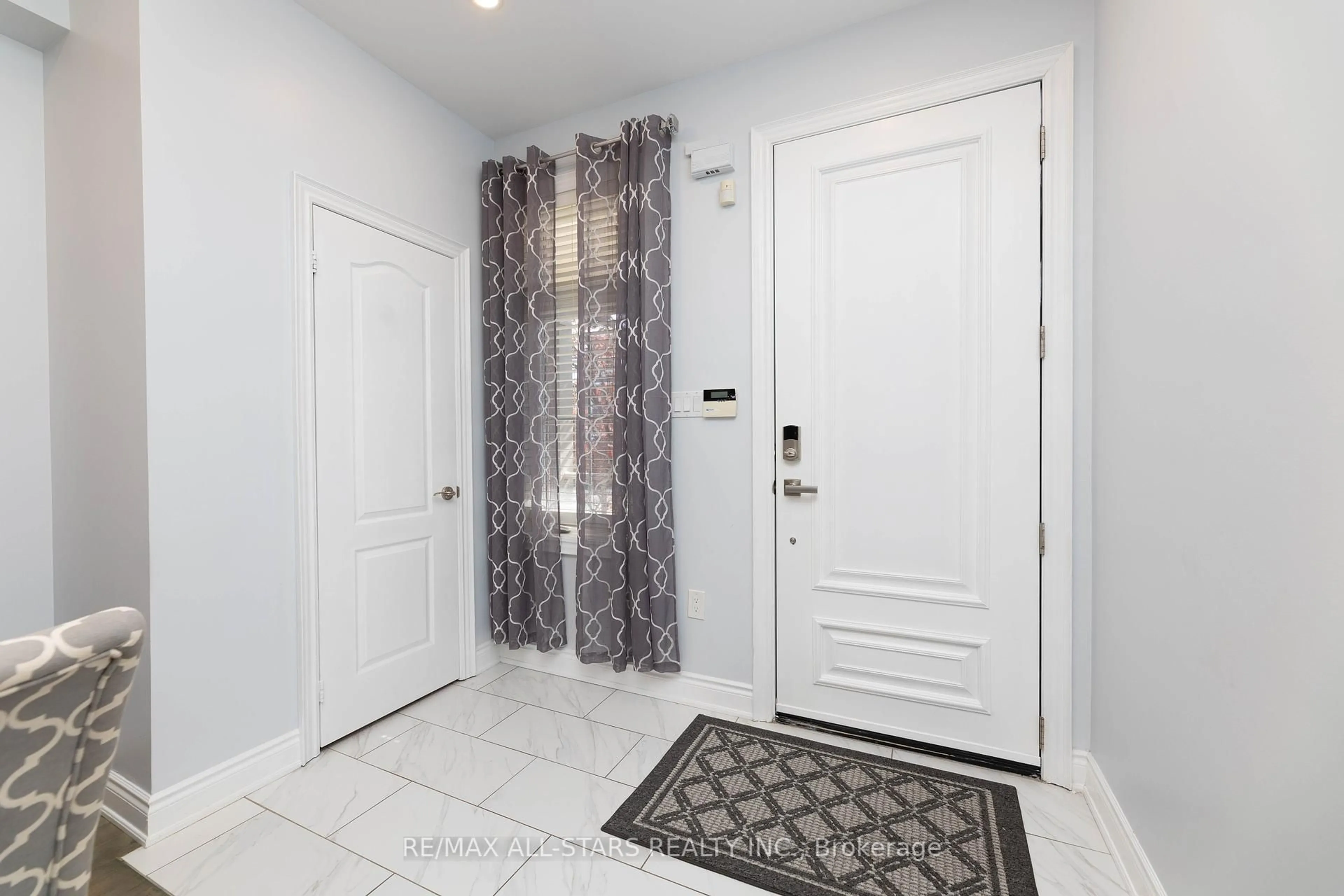 Indoor entryway for 46 Eastgate Circ, Whitby Ontario L1M 2N4