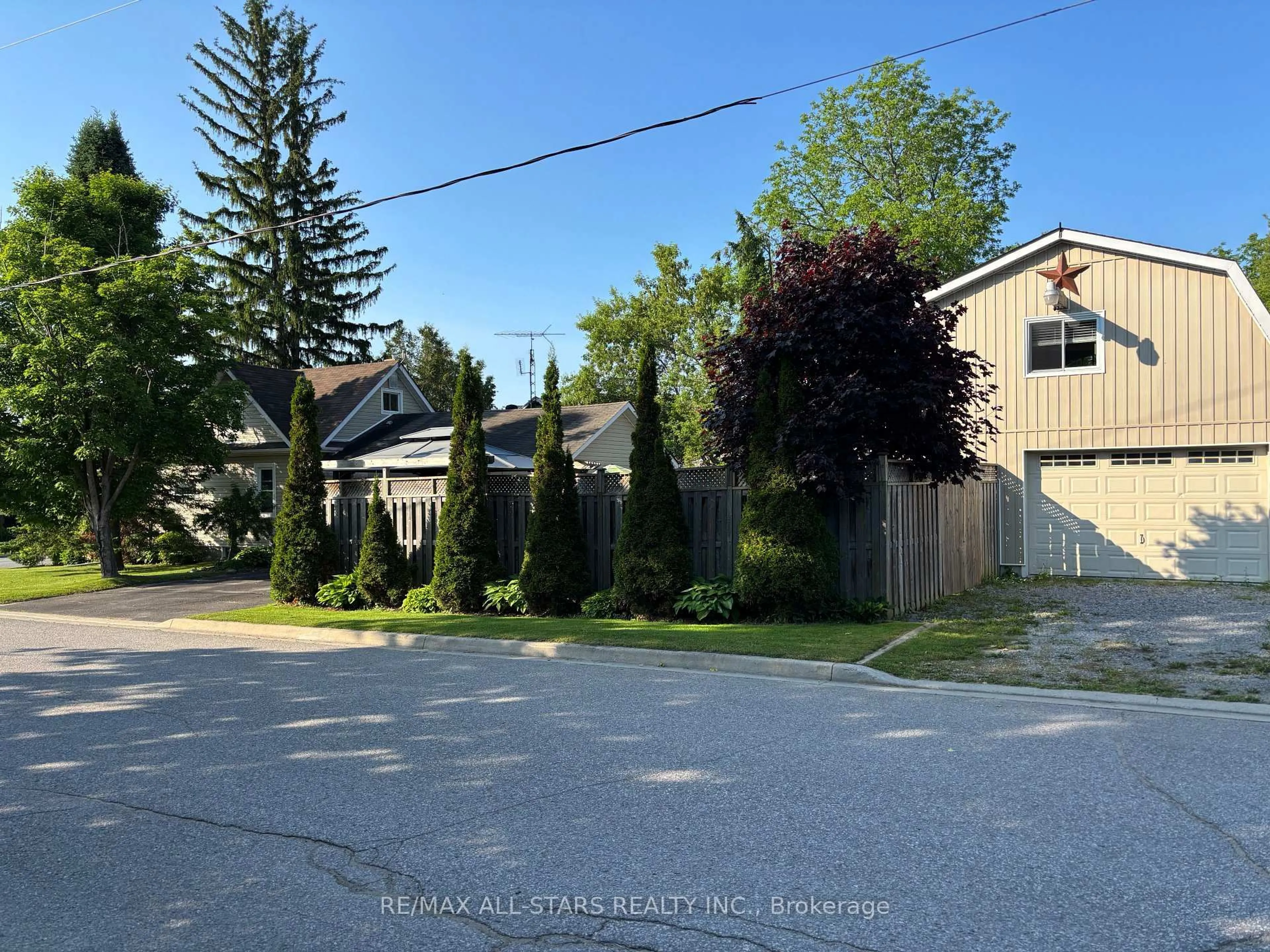 A pic from outside/outdoor area/front of a property/back of a property/a pic from drone, street for 2 Henrietta St, Scugog Ontario L0C 1G0