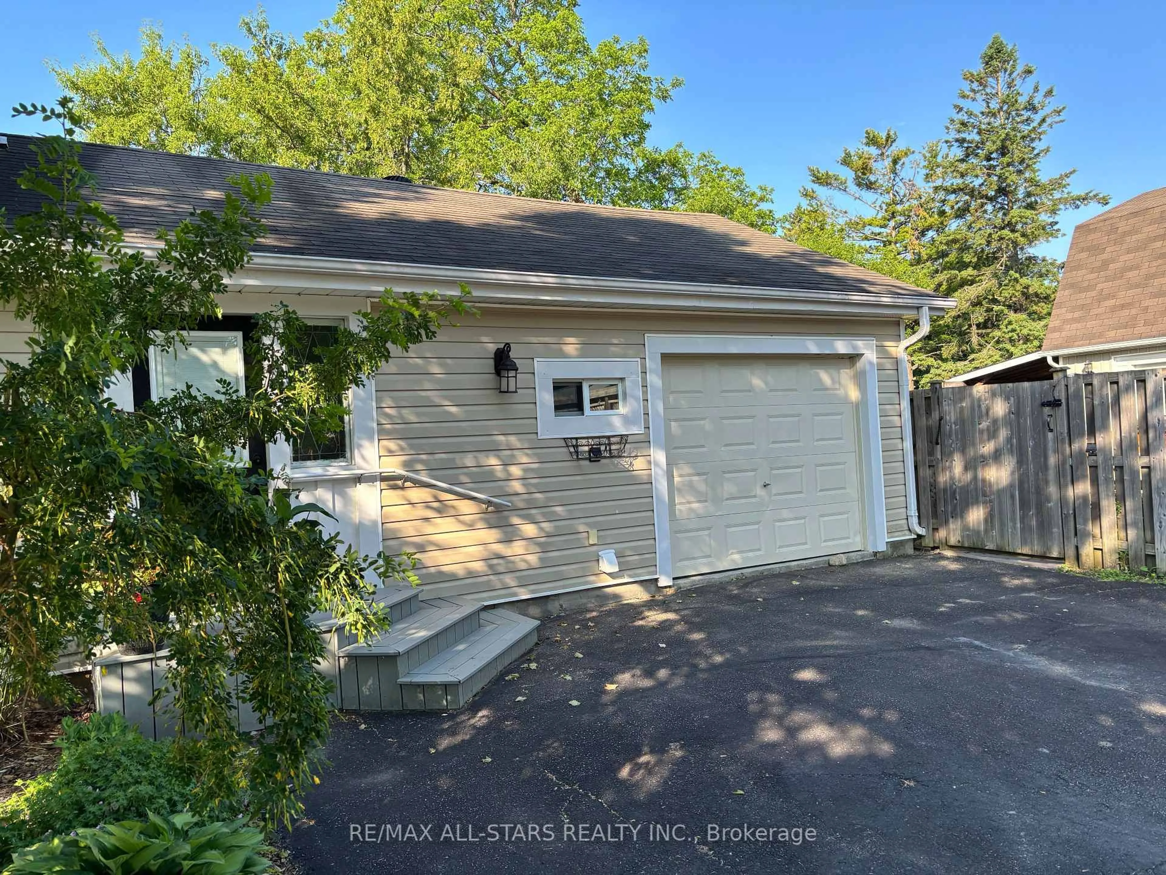 Unknown for 2 Henrietta St, Scugog Ontario L0C 1G0