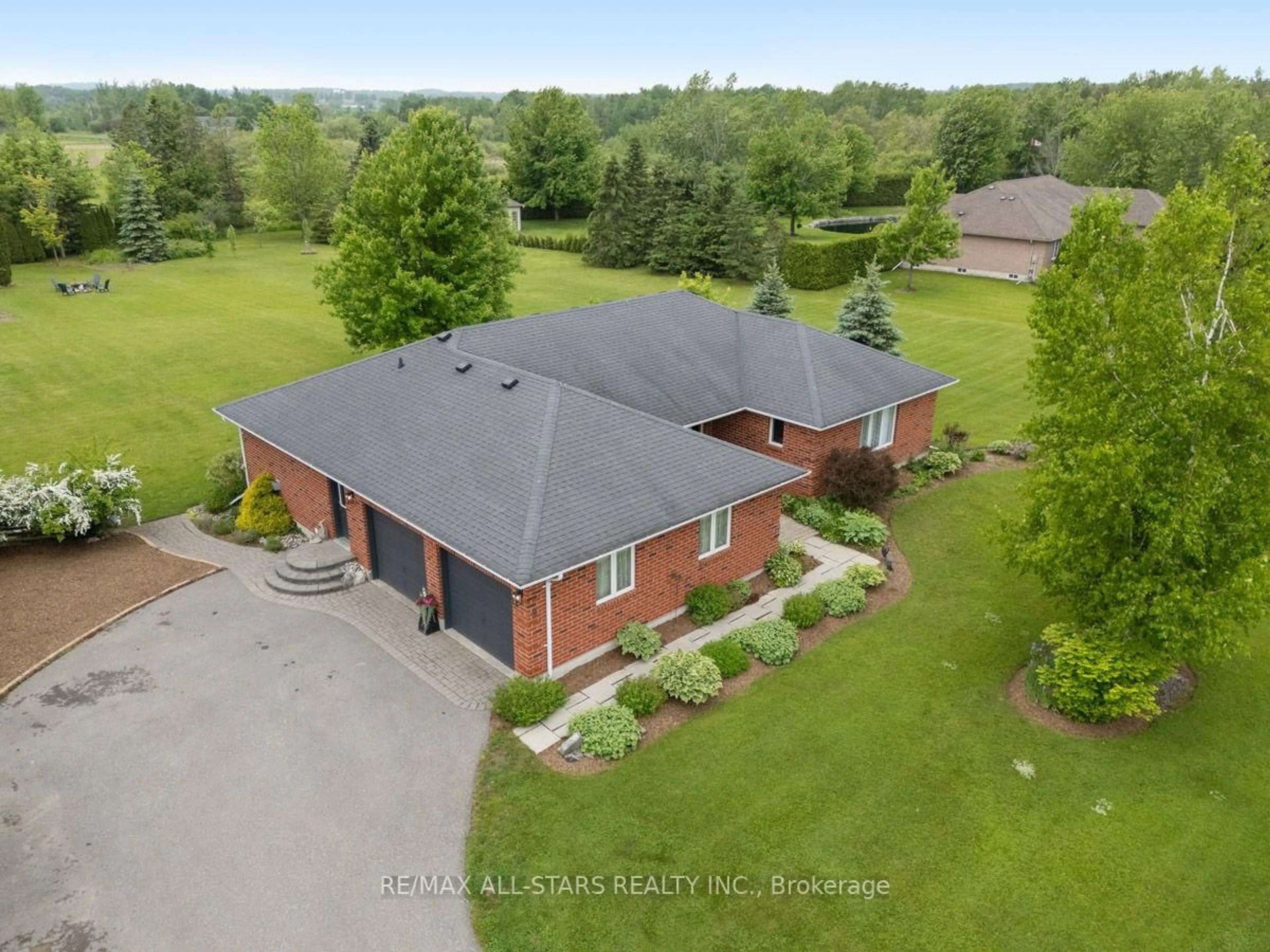 A pic from outside/outdoor area/front of a property/back of a property/a pic from drone, building for 9 Isabella Crt, Scugog Ontario L0C 1G0