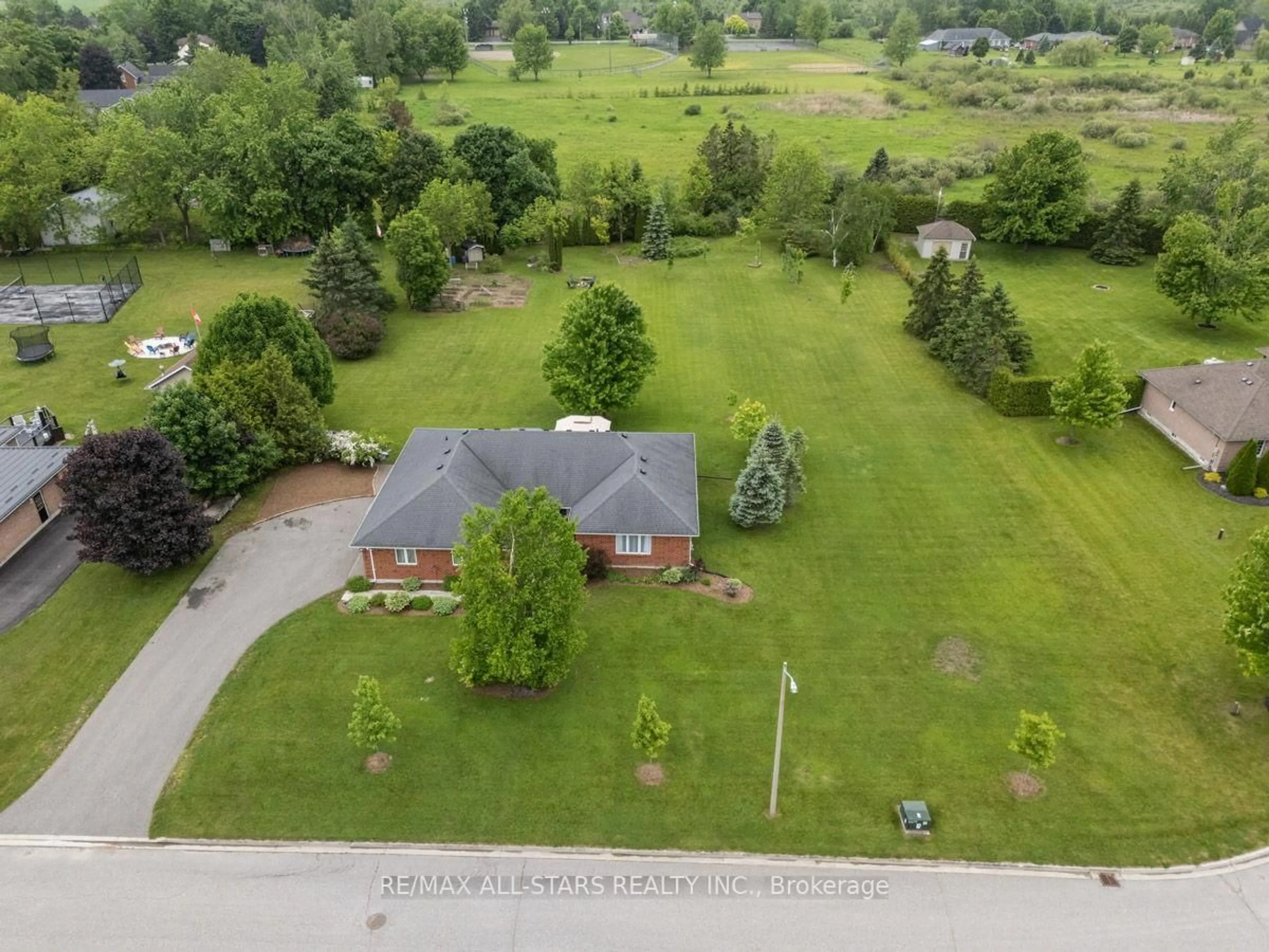 A pic from outside/outdoor area/front of a property/back of a property/a pic from drone, unknown for 9 Isabella Crt, Scugog Ontario L0C 1G0