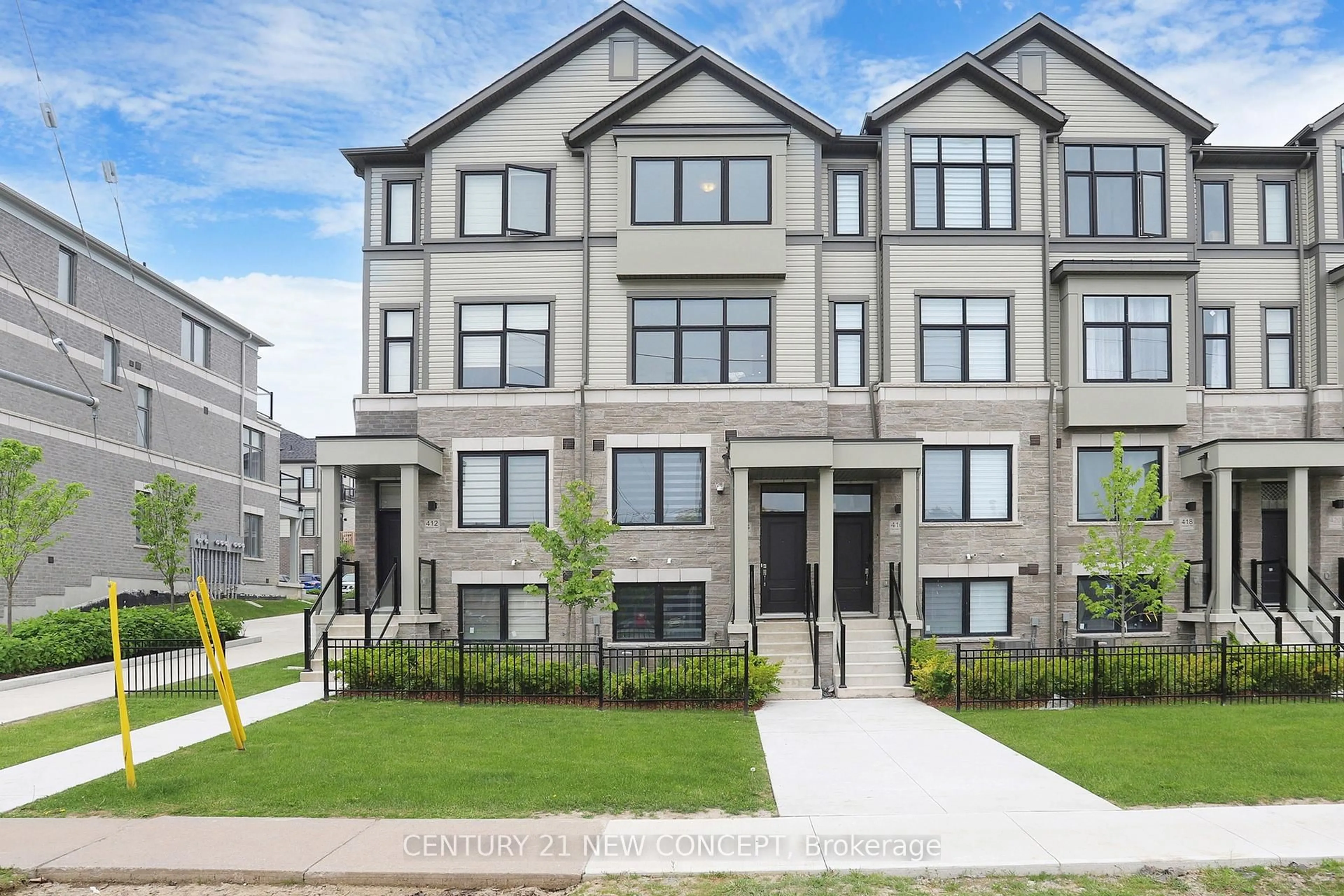 Home with vinyl exterior material, street for 414 Okanagan Path, Oshawa Ontario L1H 0B1
