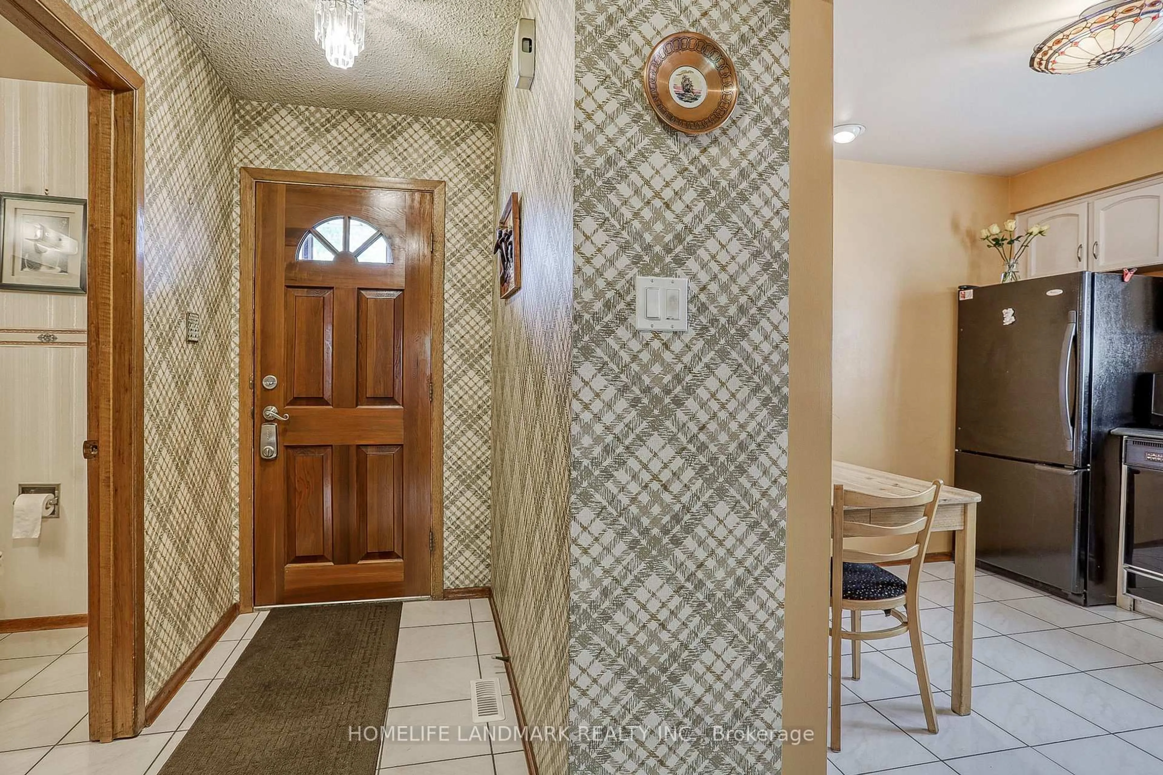 Indoor foyer for 7 Kennaley Cres, Toronto Ontario M1V 1L6