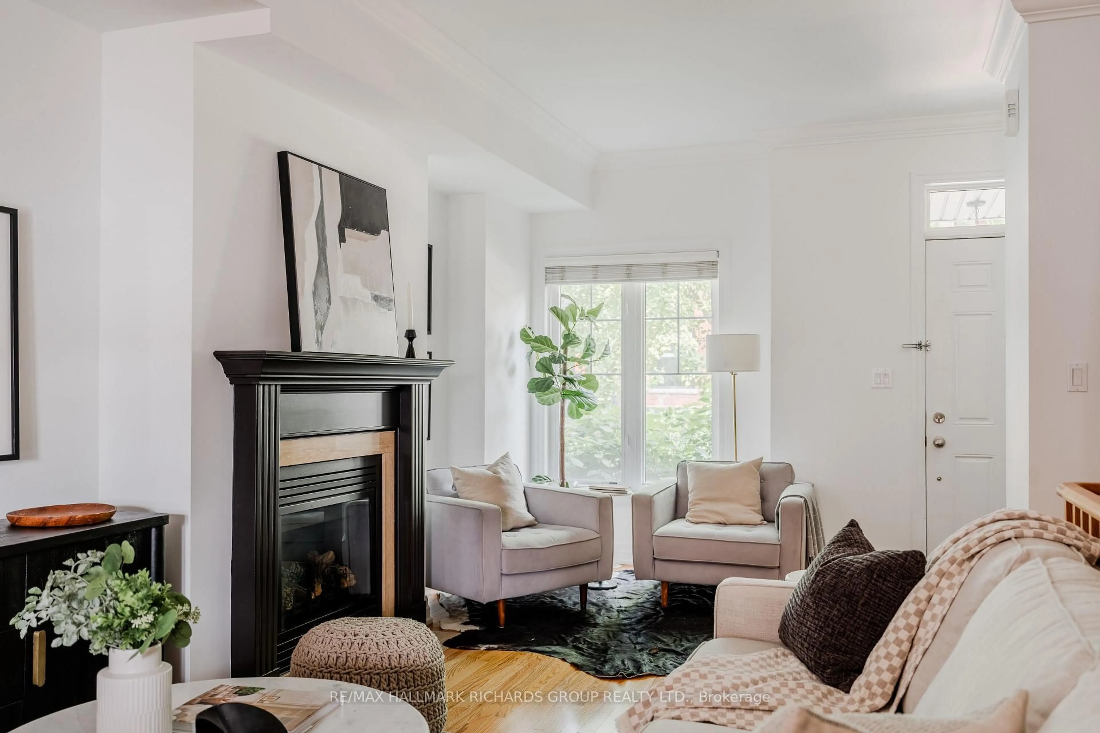 Living room with furniture, unknown for 213 First Ave, Toronto Ontario M4M 1X5