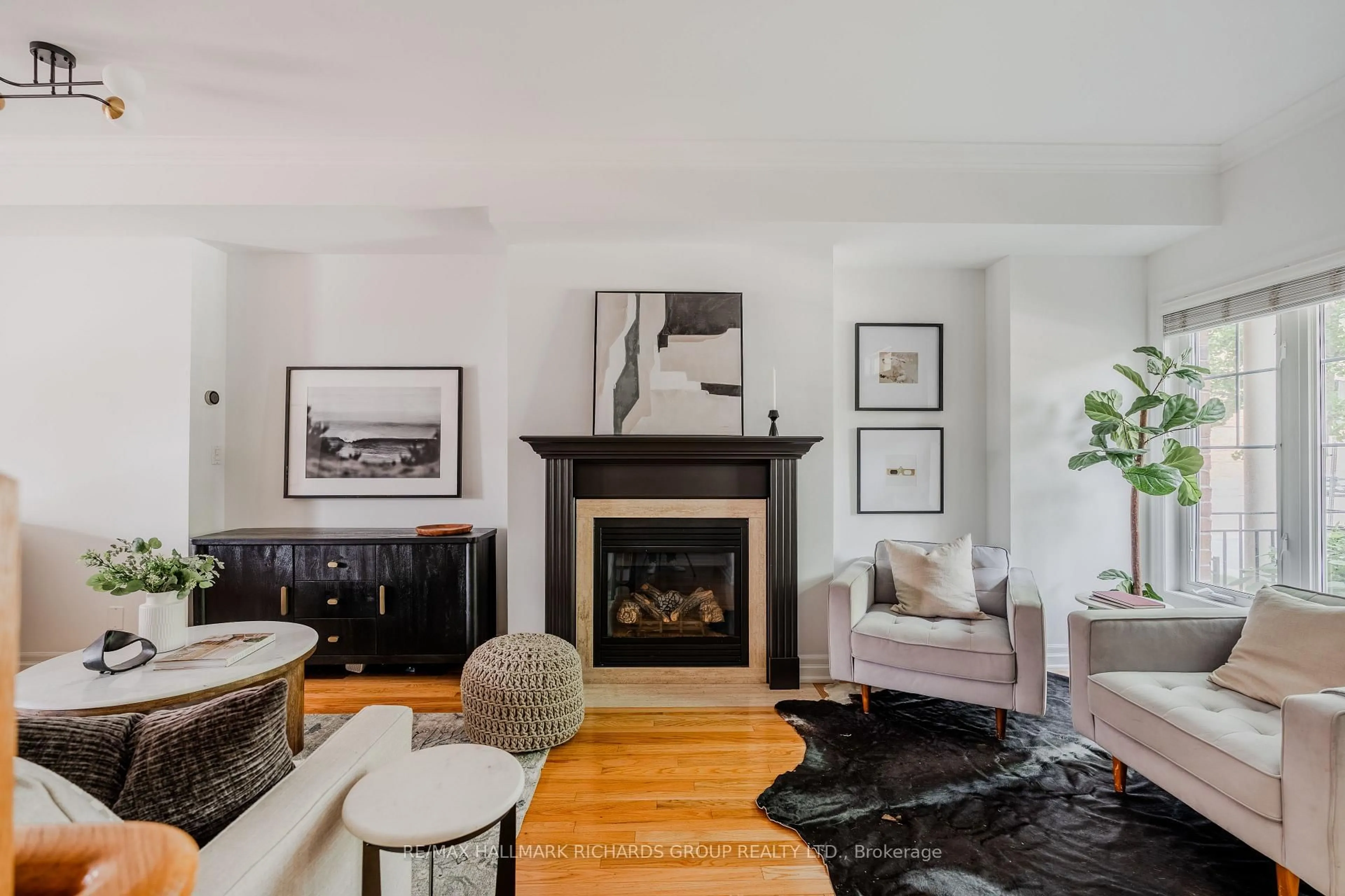 Living room with furniture, unknown for 213 First Ave, Toronto Ontario M4M 1X5