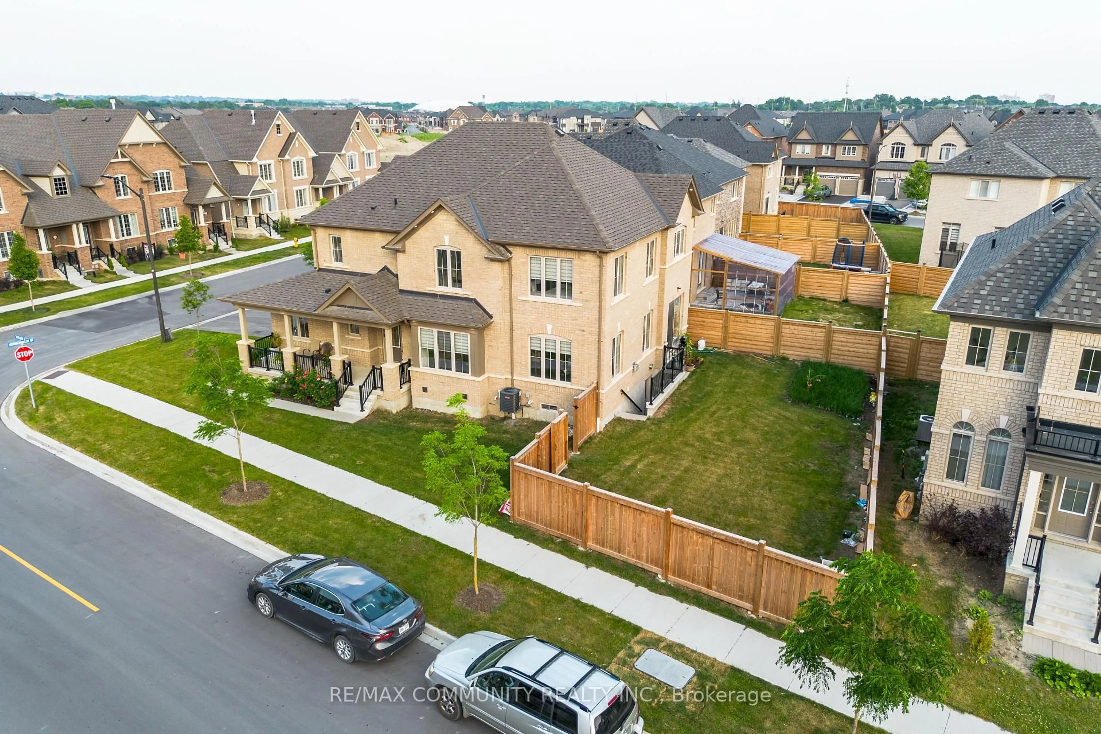 A pic from outside/outdoor area/front of a property/back of a property/a pic from drone, street for 10 Hornchurch St, Whitby Ontario L1P 0J3