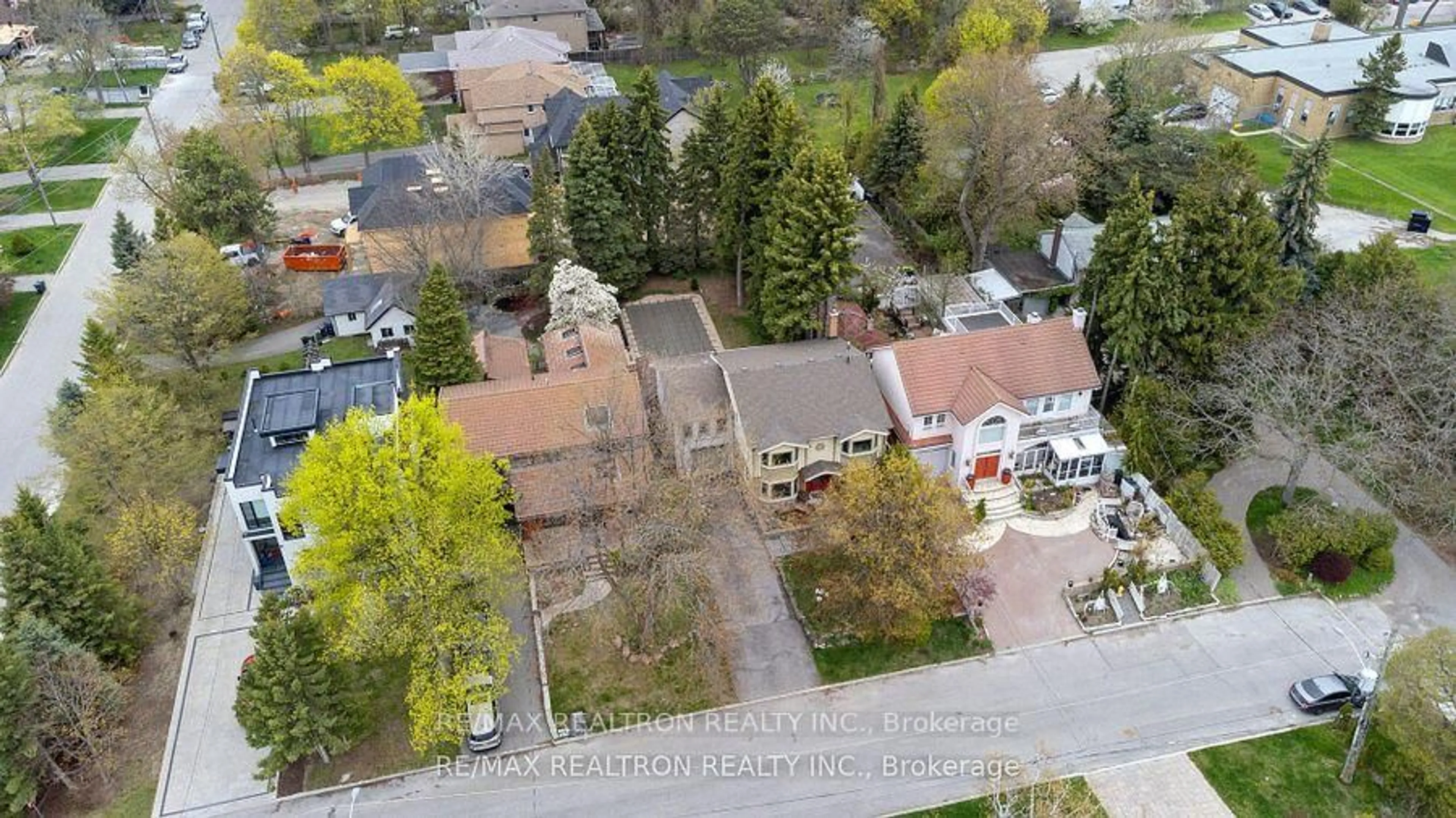 A pic from outside/outdoor area/front of a property/back of a property/a pic from drone, street for 6 Redland Cres, Toronto Ontario M1M 1B6