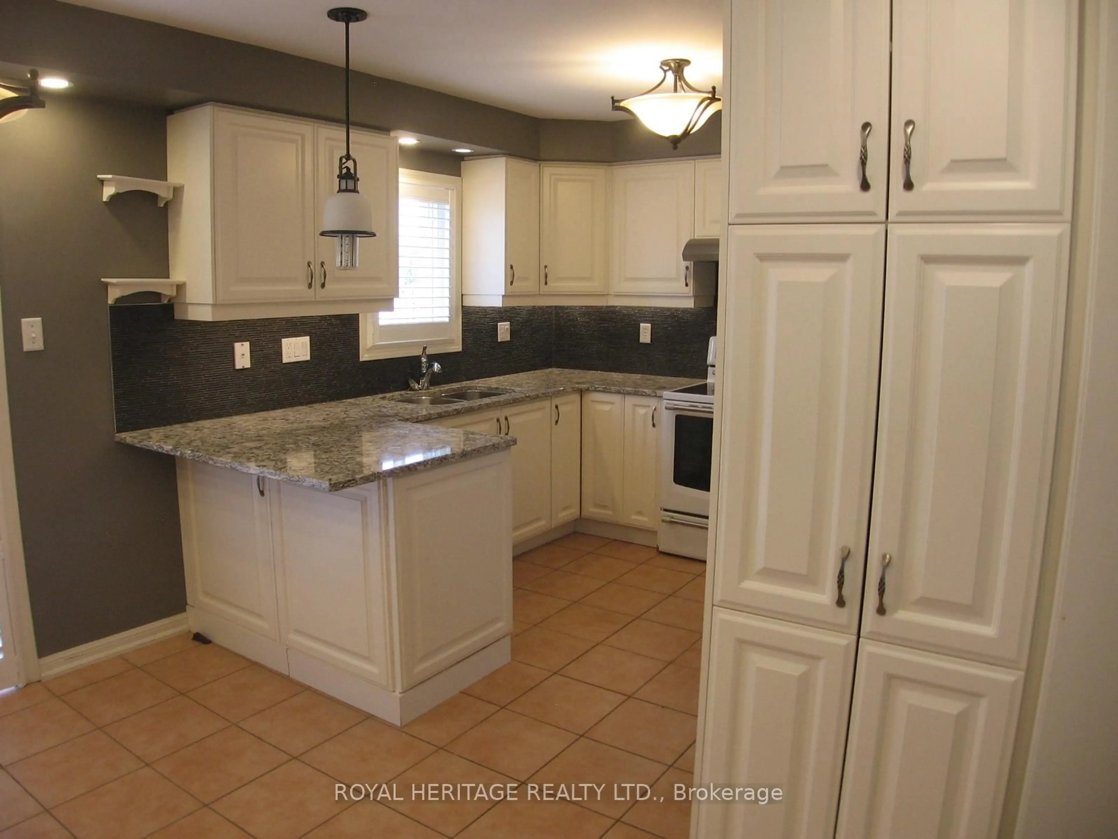 Unknown for 70 Longueuil Pl, Whitby Ontario L1R 3H1