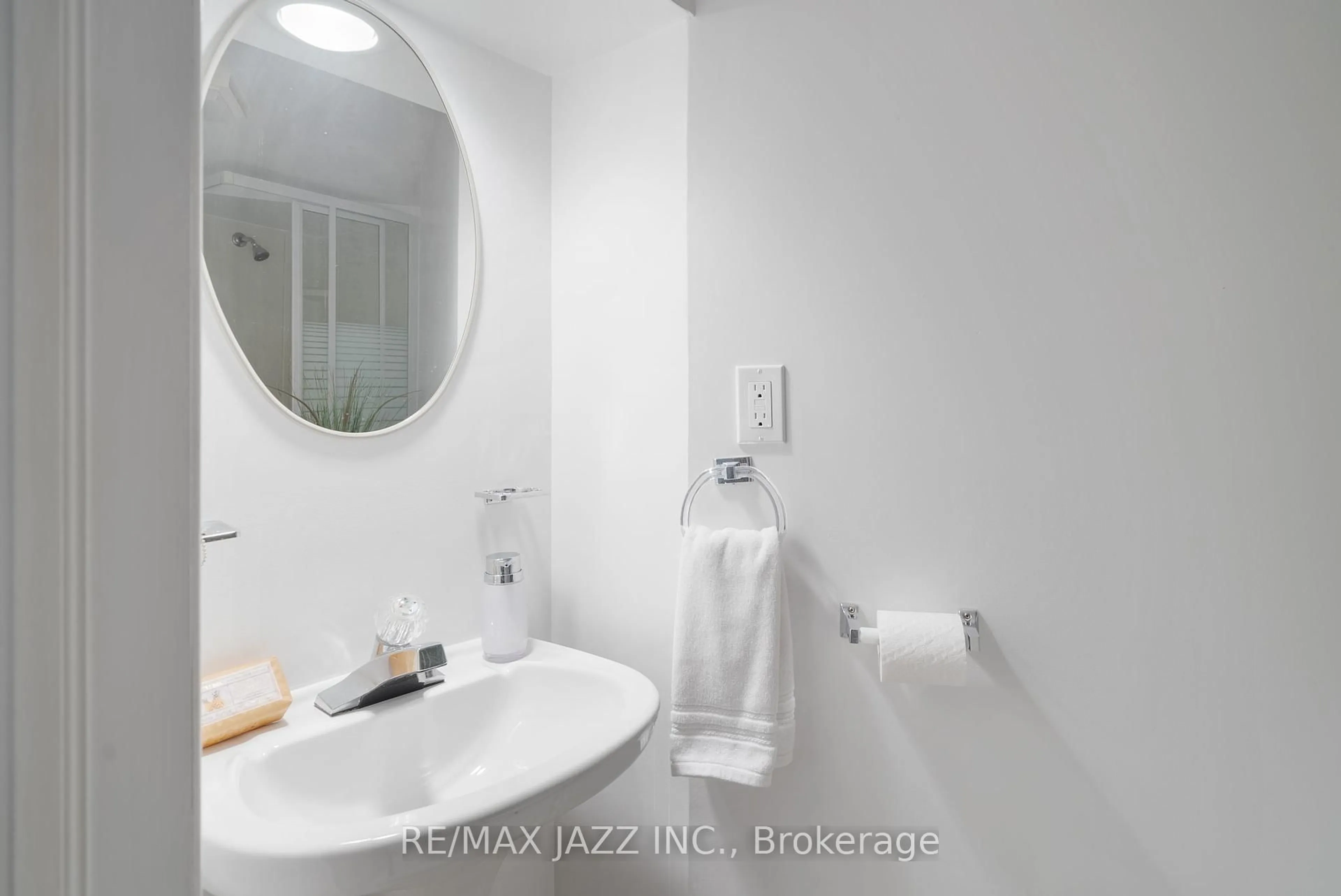Standard bathroom, ceramic/tile floor for 1610 Crawforth St #25, Whitby Ontario L1N 9B1
