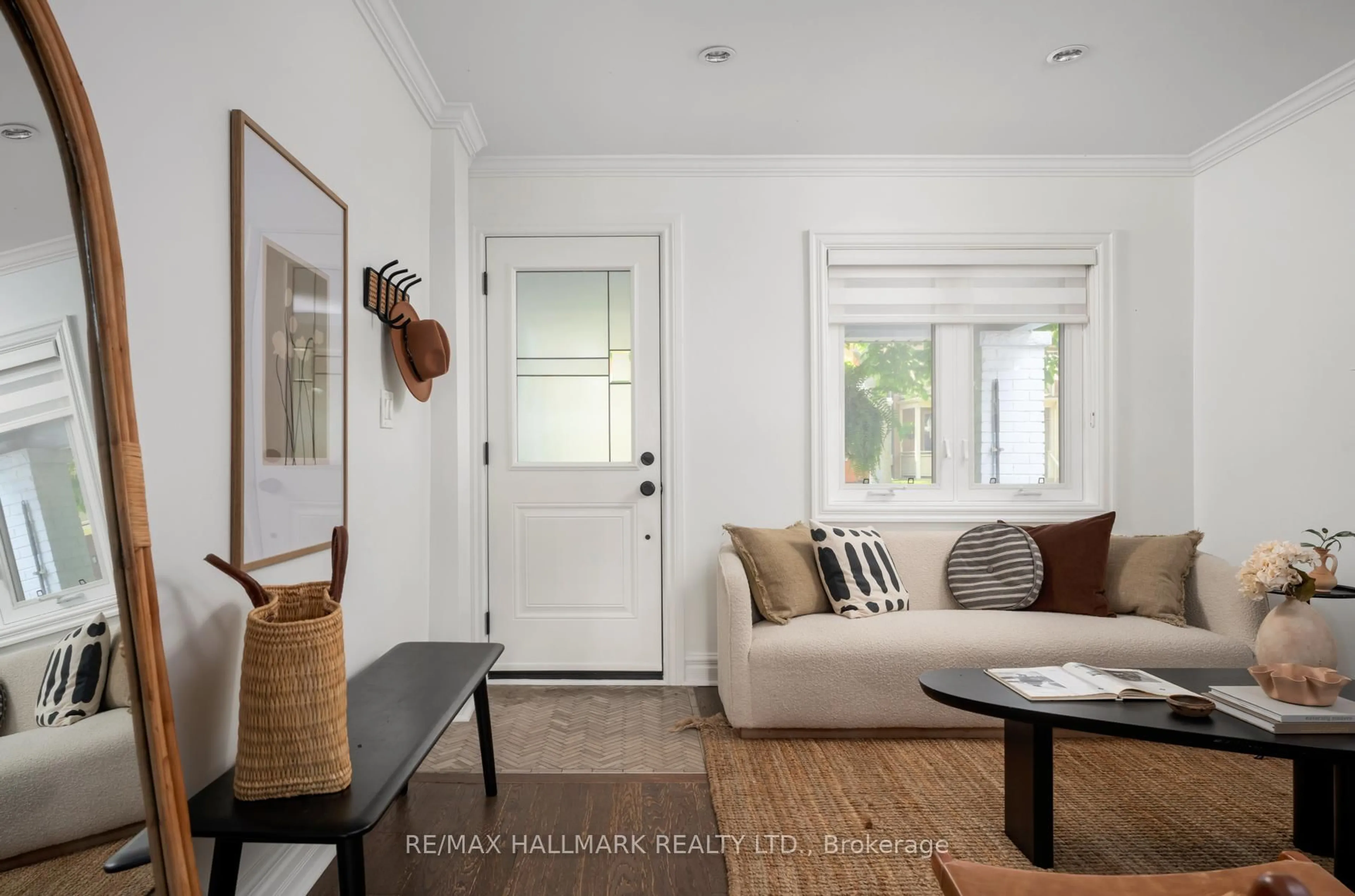 Indoor entryway for 33 Ashdale Ave, Toronto Ontario M4L 2Y6