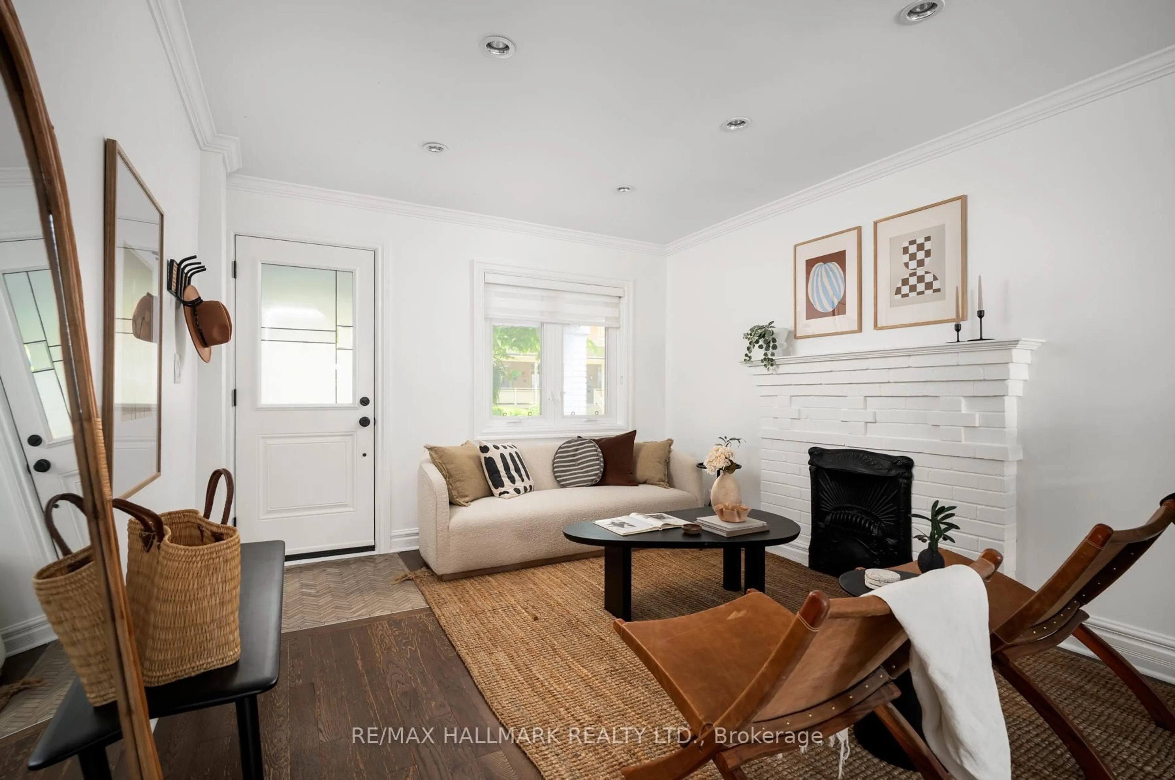 Living room with furniture, unknown for 33 Ashdale Ave, Toronto Ontario M4L 2Y6