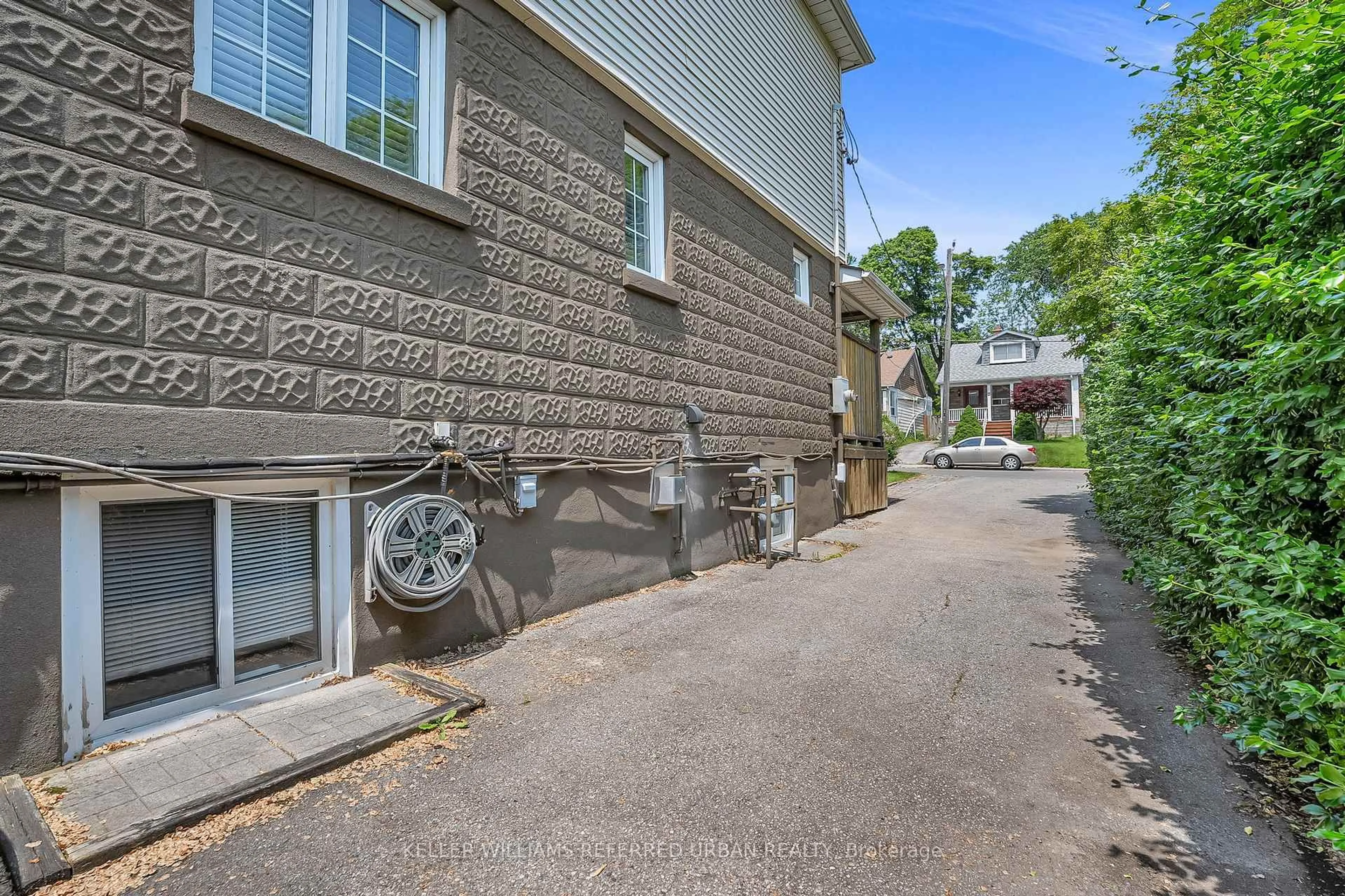 Patio, street for 5 Donora Dr, Toronto Ontario M4B 1B3