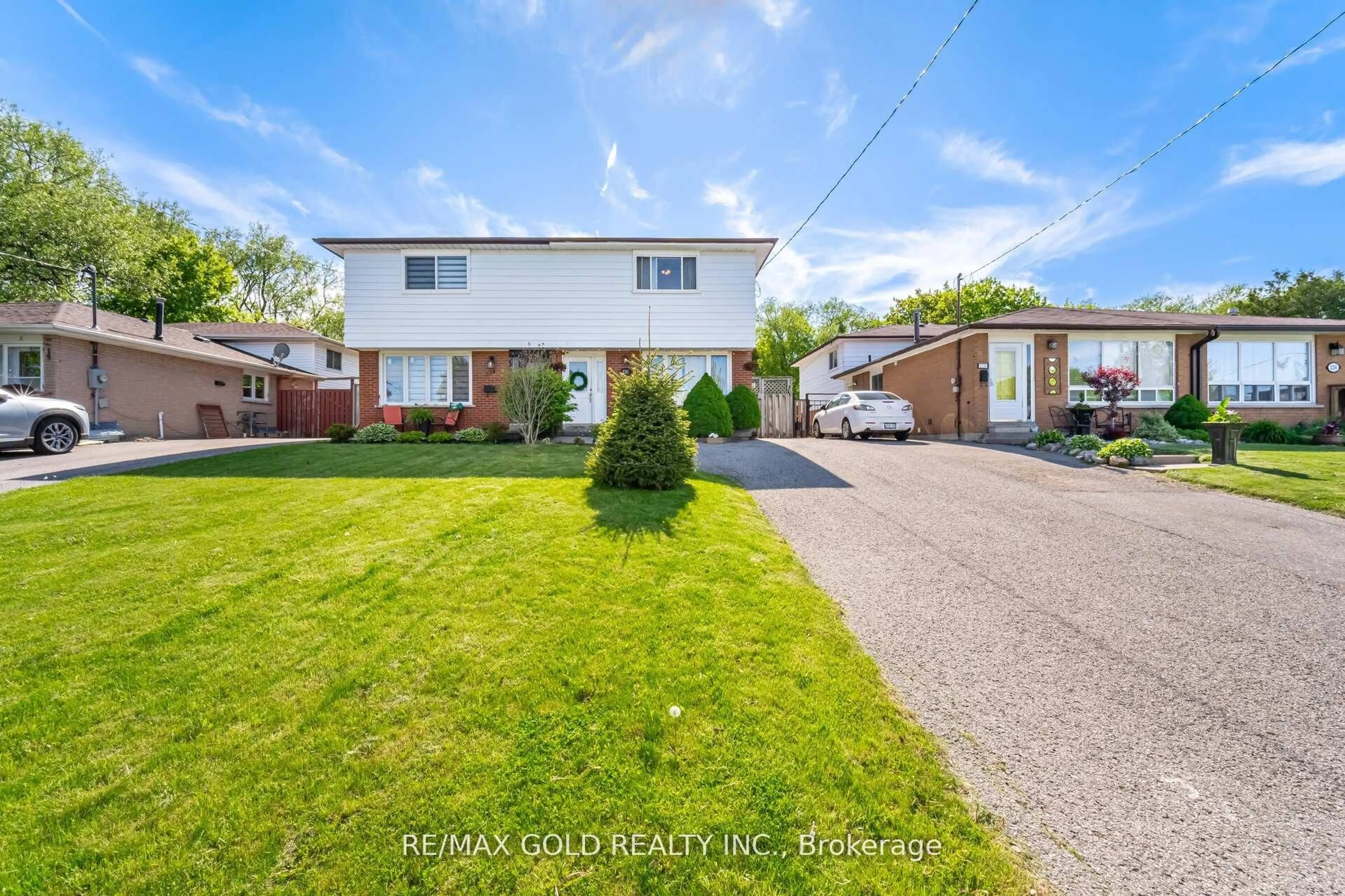 A pic from outside/outdoor area/front of a property/back of a property/a pic from drone, street for 232 Durham St, Oshawa Ontario L1J 5R3