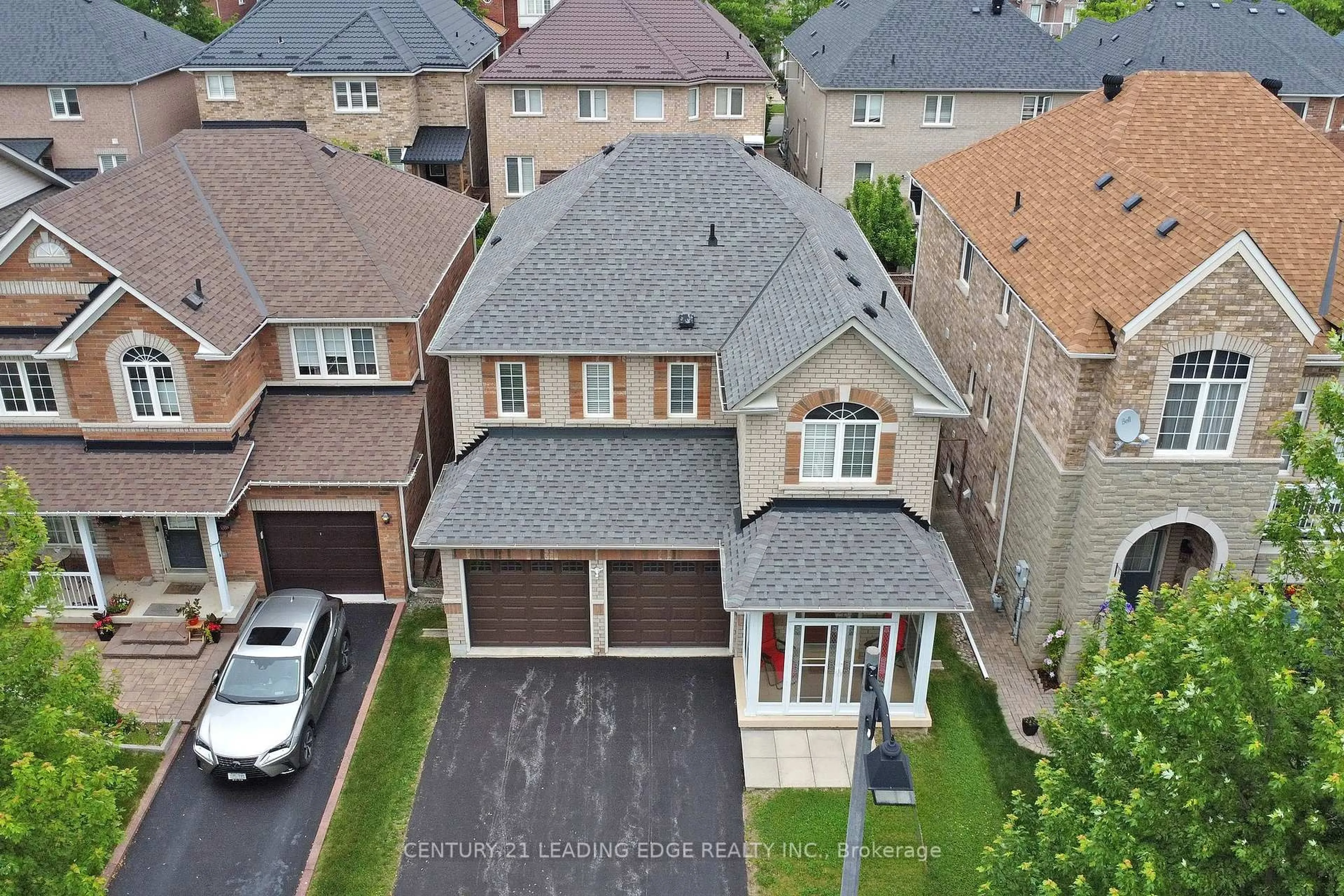 A pic from outside/outdoor area/front of a property/back of a property/a pic from drone, street for 25 Solstice Dr, Toronto Ontario M1X 2A5