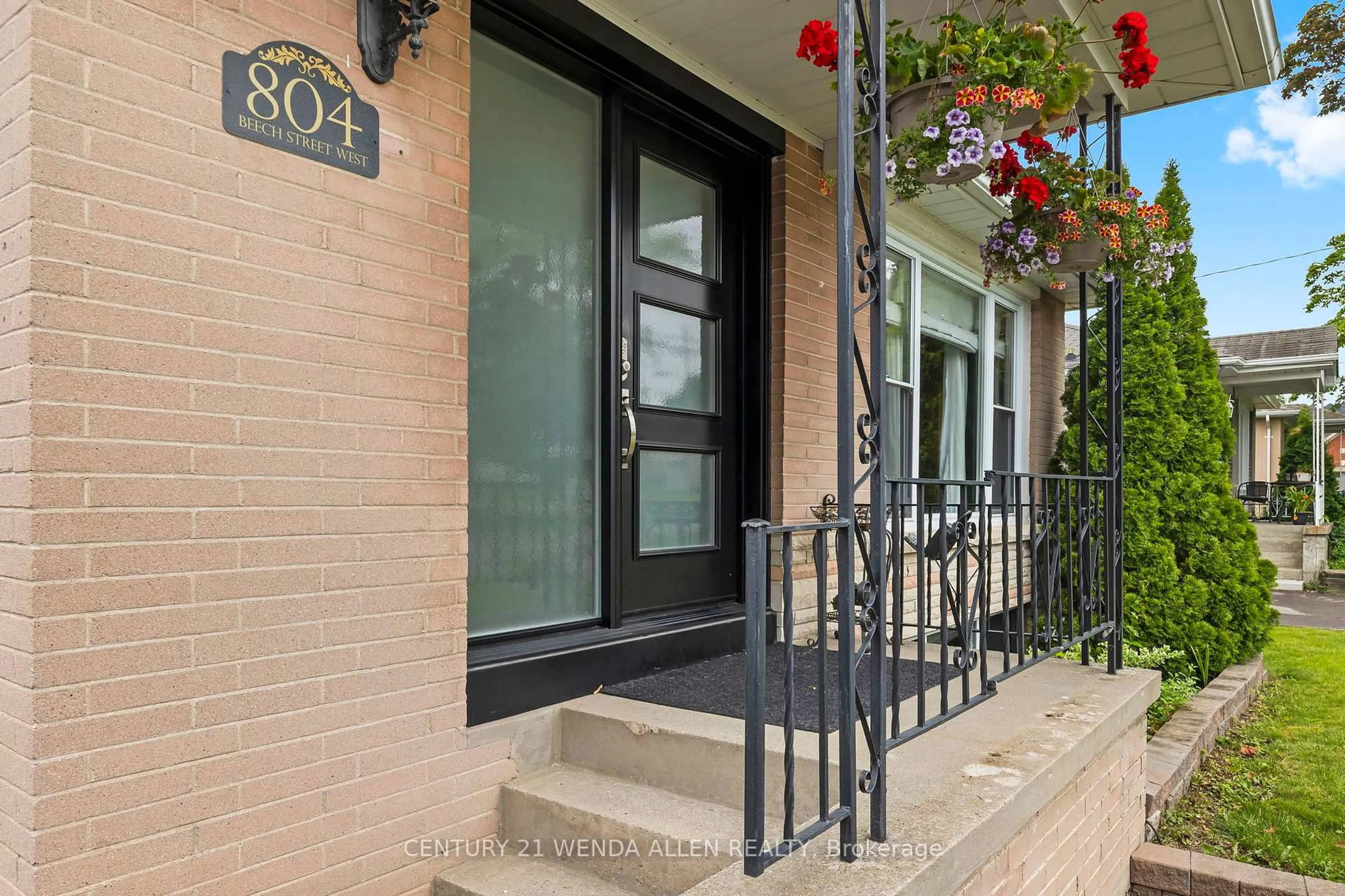 Indoor entryway for 804 Beech St, Whitby Ontario L1N 3B7