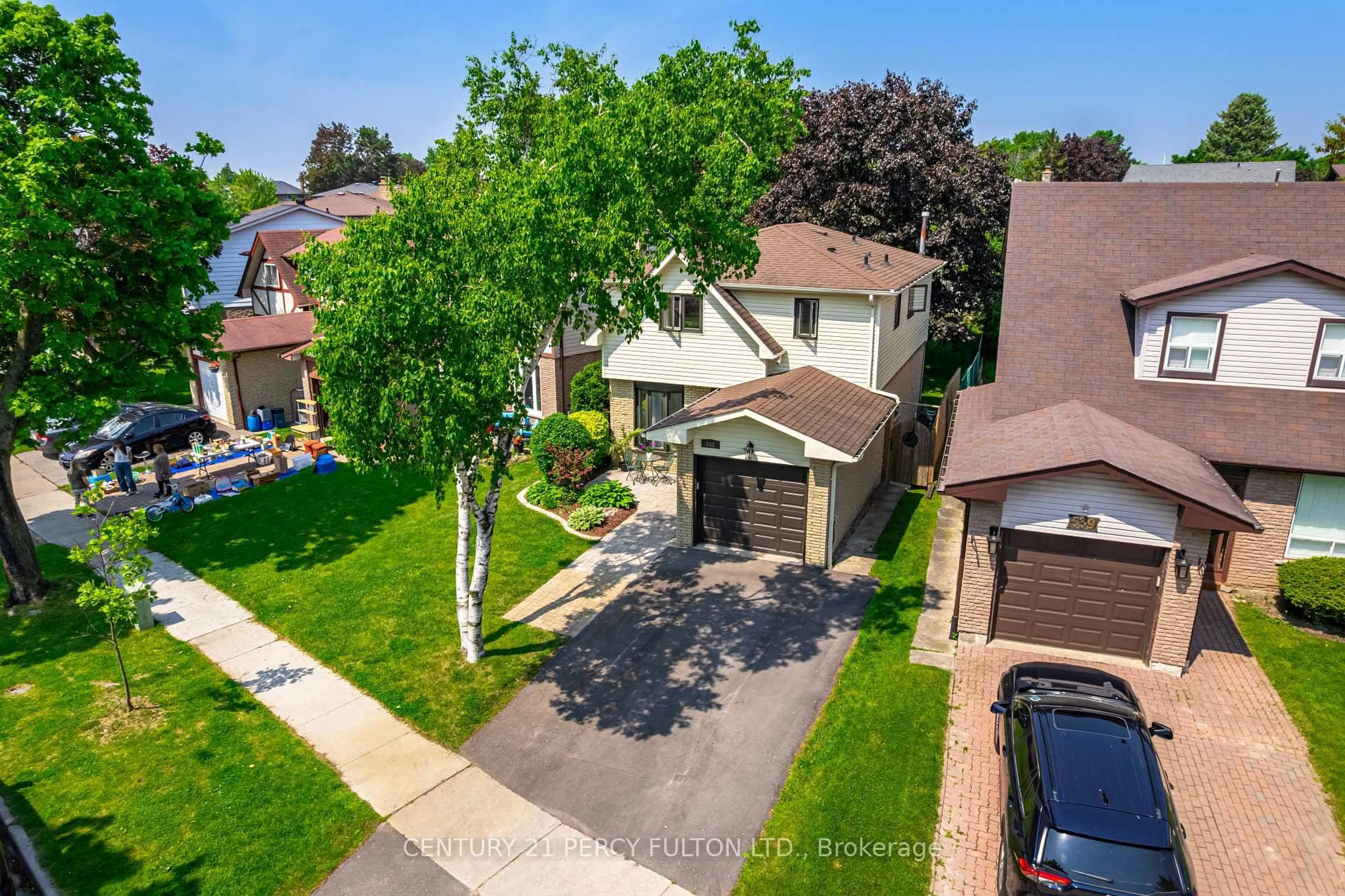 A pic from outside/outdoor area/front of a property/back of a property/a pic from drone, street for 541 Creekview Circ, Pickering Ontario L1W 2Z9