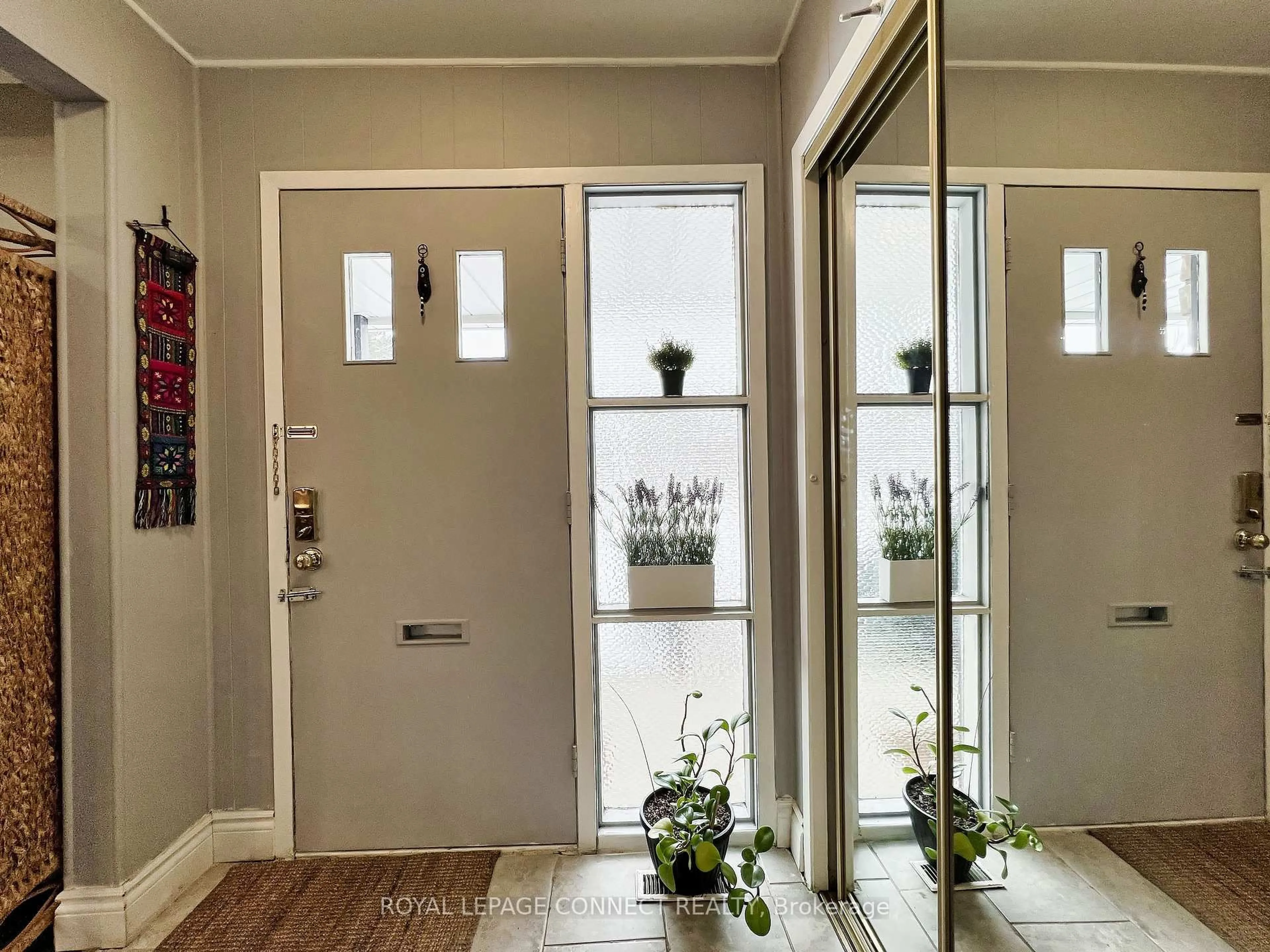 Indoor entryway for 24 Lalton Pl, Toronto Ontario M1E 1T4