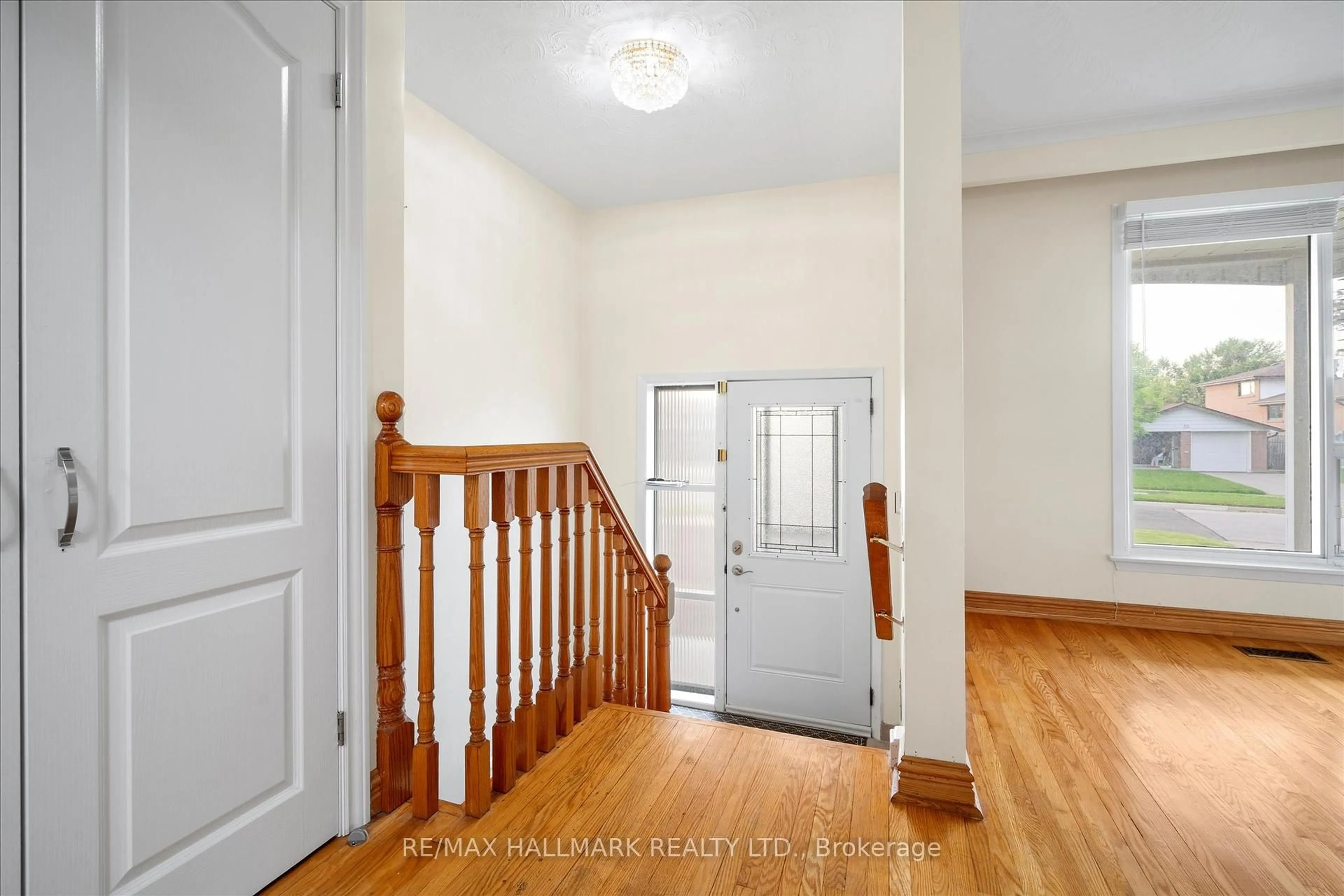 Indoor foyer for 29 Chipper Cres, Toronto Ontario M1K 4R4