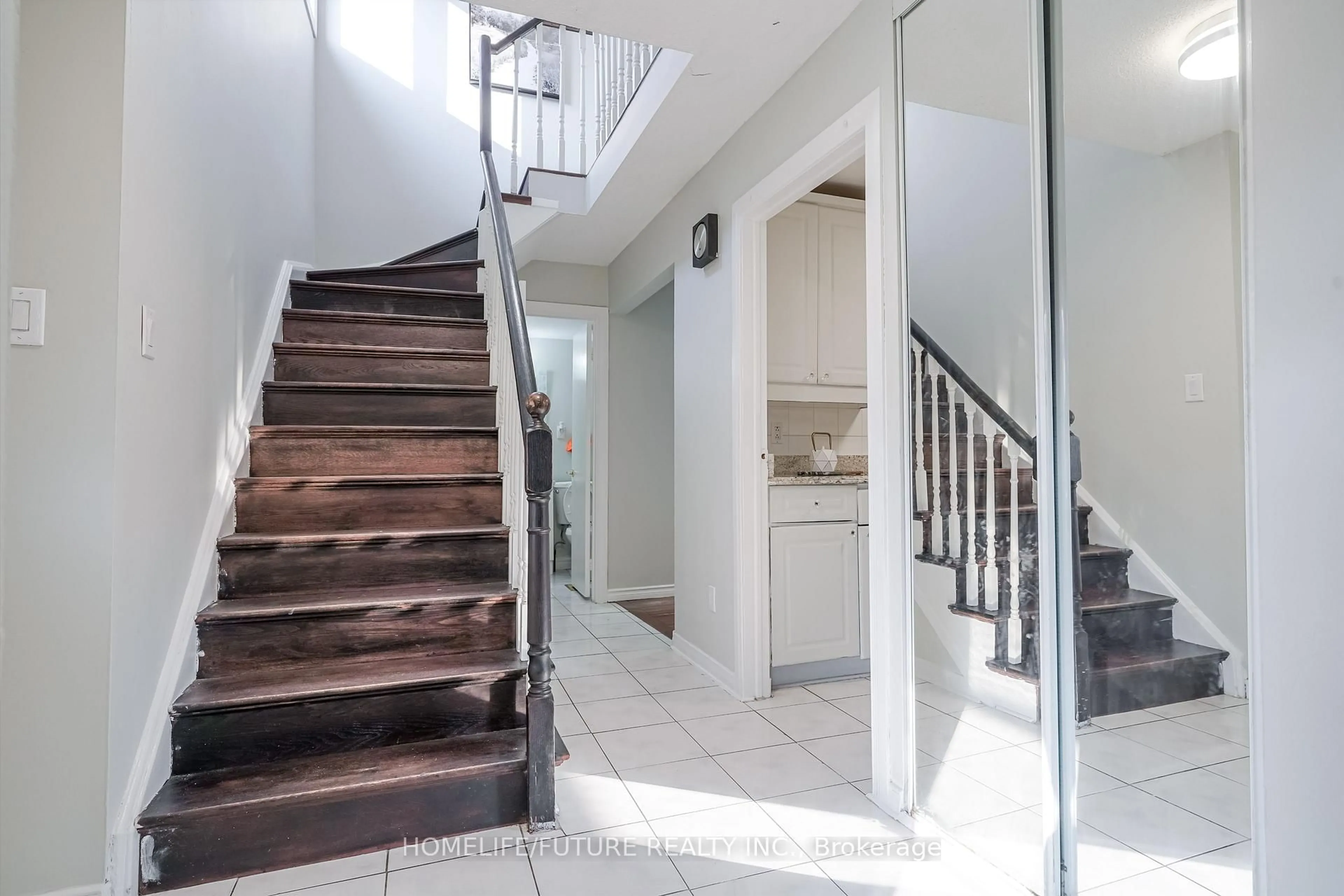Indoor foyer for 47 Carisbrooke Sq, Toronto Ontario M1B 4M5