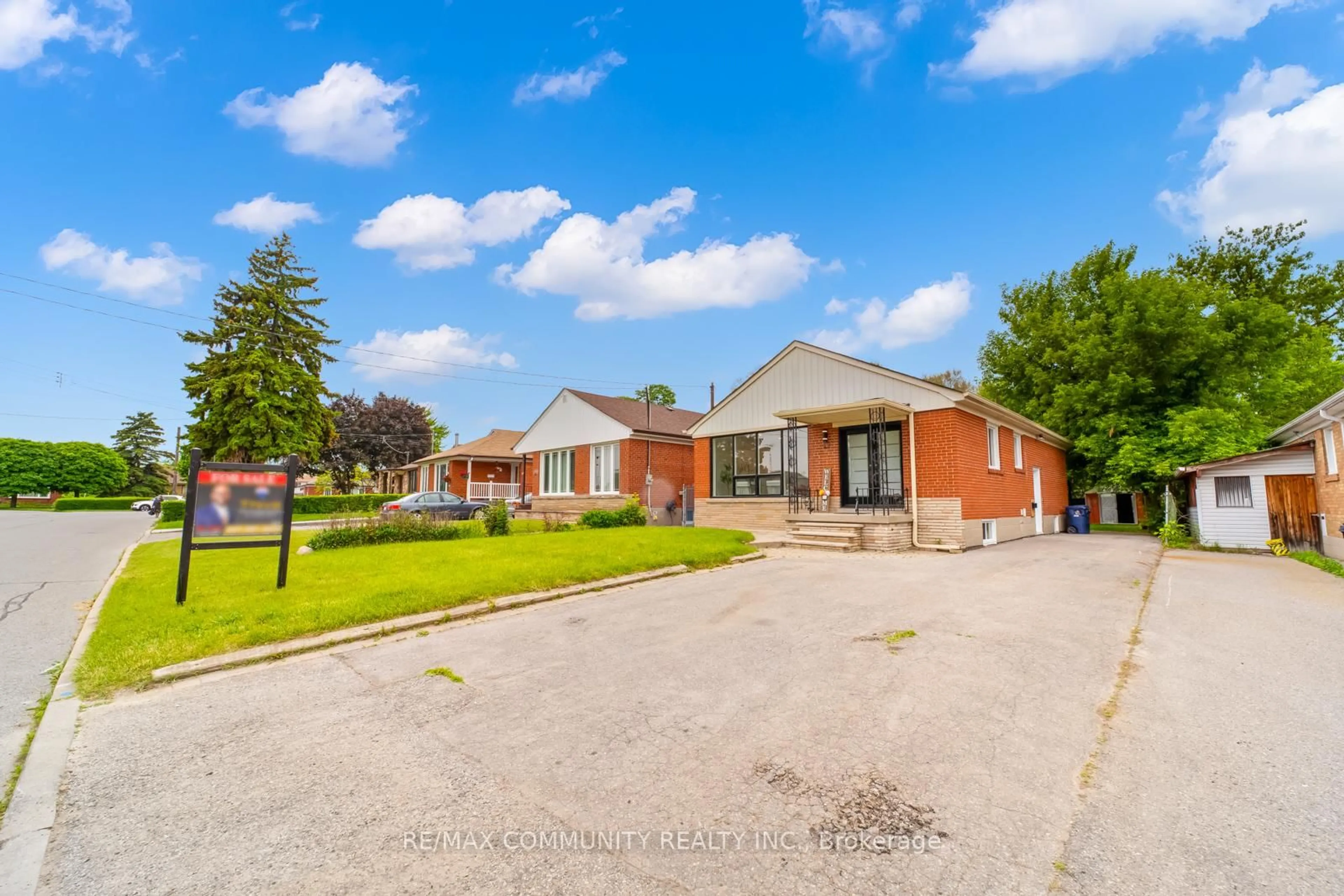 A pic from outside/outdoor area/front of a property/back of a property/a pic from drone, street for 22 Miramar Cres, Toronto Ontario M1J 1R4