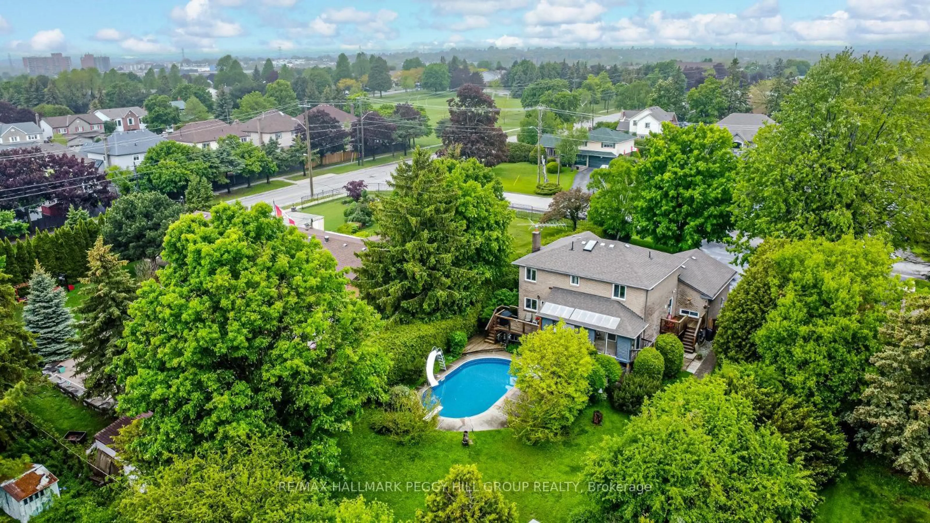 A pic from outside/outdoor area/front of a property/back of a property/a pic from drone, water/lake/river/ocean view for 105 Broadview Ave, Whitby Ontario L1N 2G6